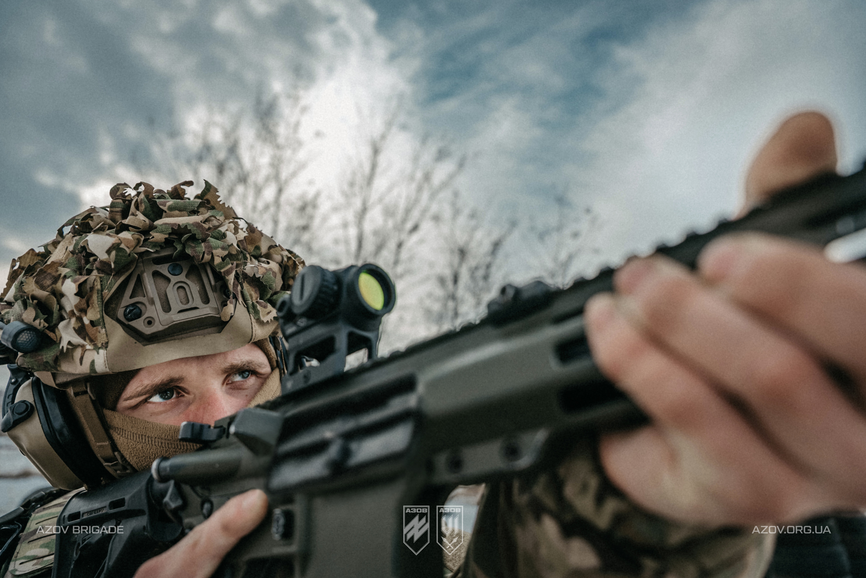 Боєць прицілюється з гвинтівки під час тренування