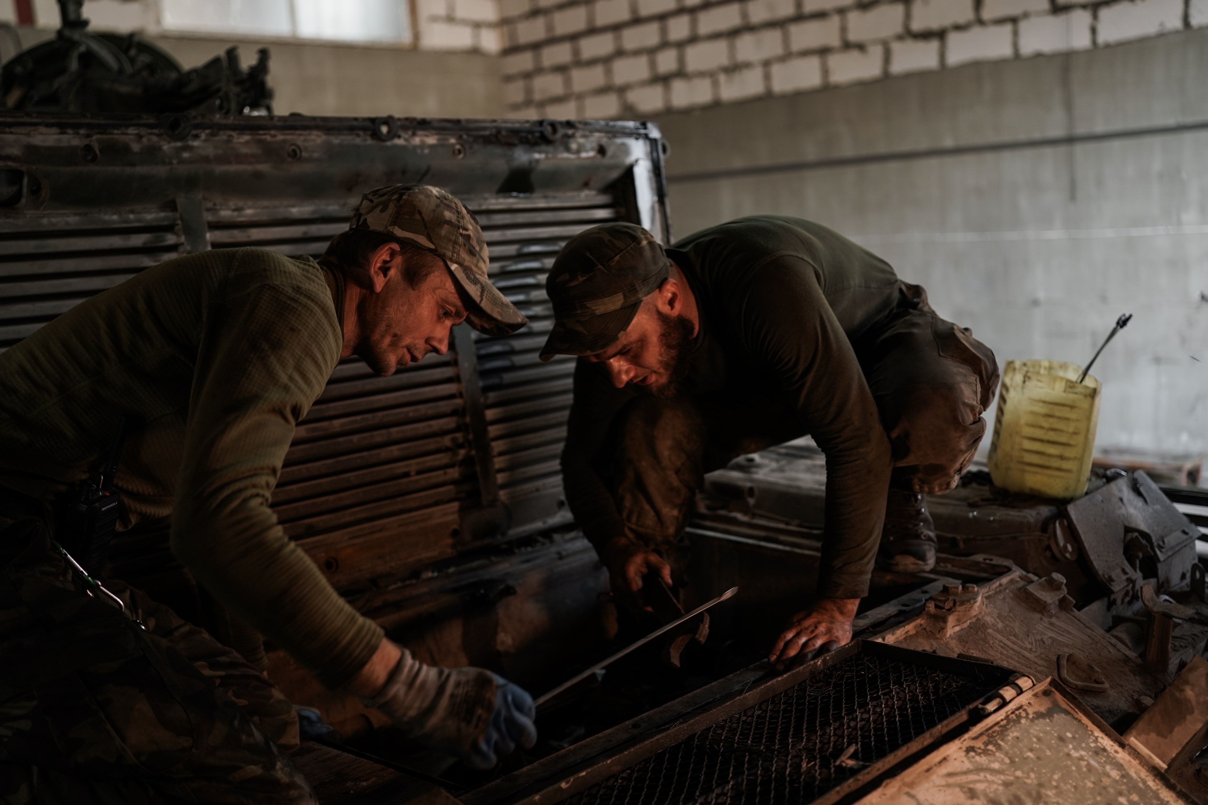 військовослужбовці 12-ї бригади «Азов» обслуговують бронетехніку