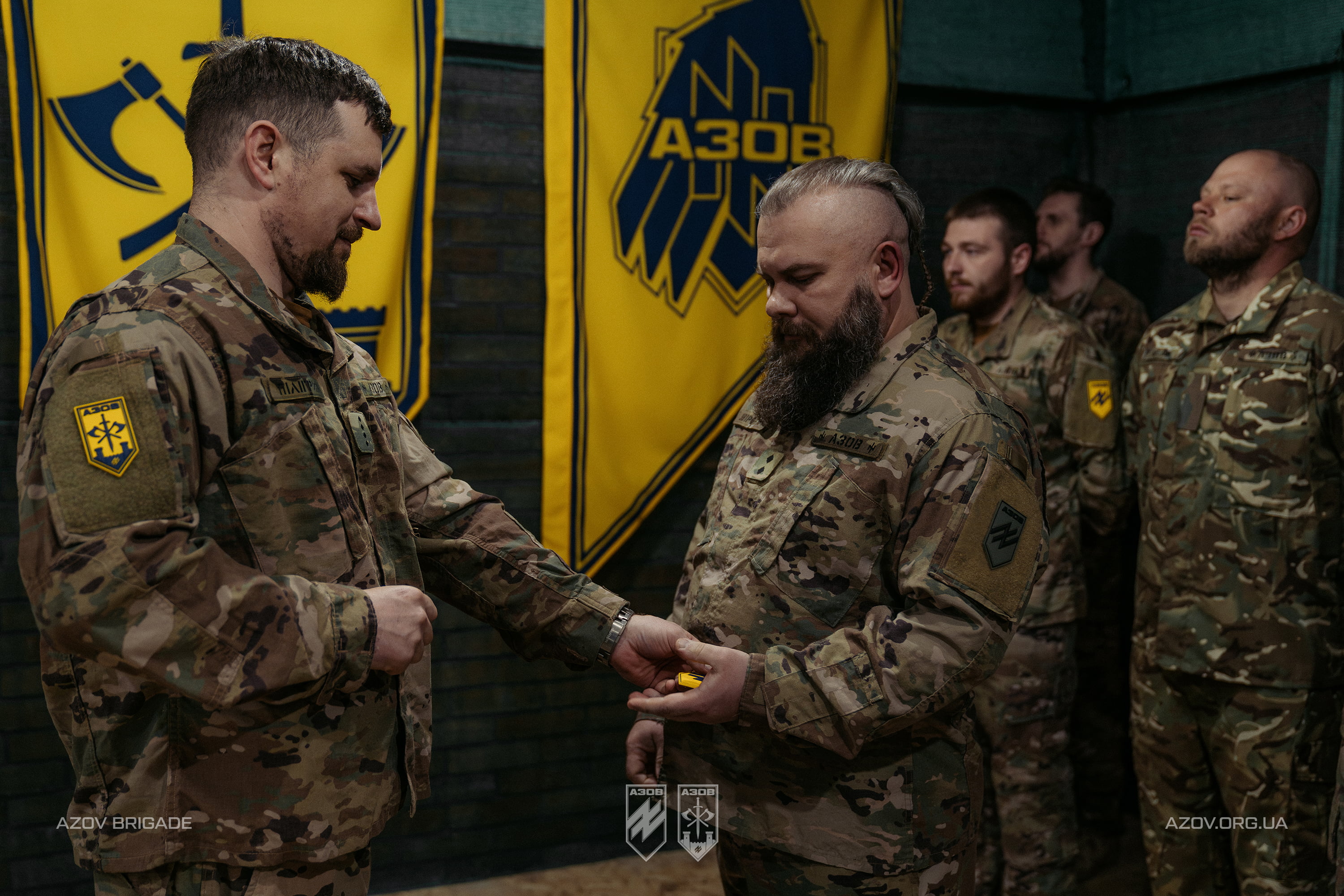 вручення відзнаки військовослужбовцю 12-ї бригади «Азов»