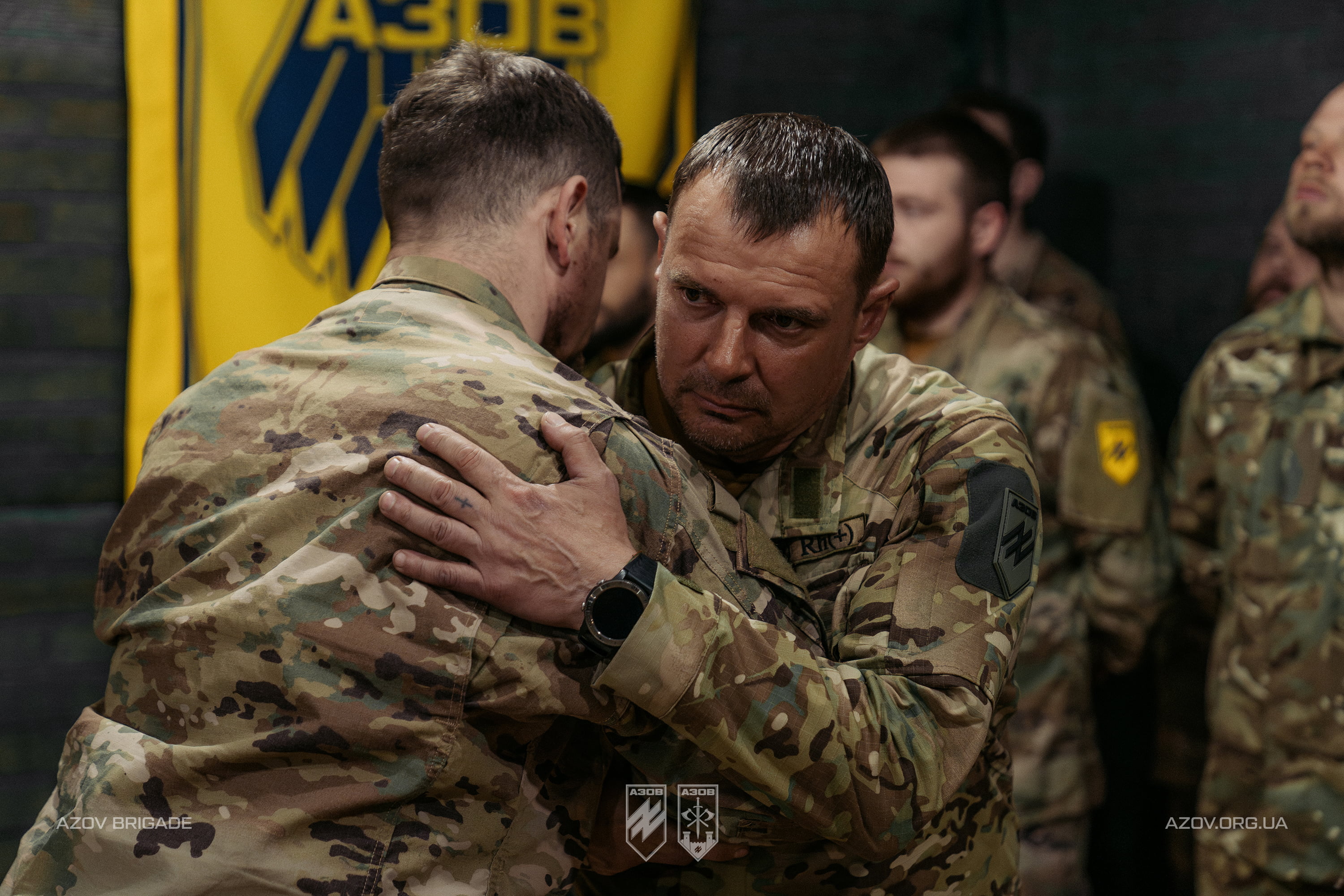 командир 12-ї бригади «Азов» вручає відзнаку військовослужбовцю