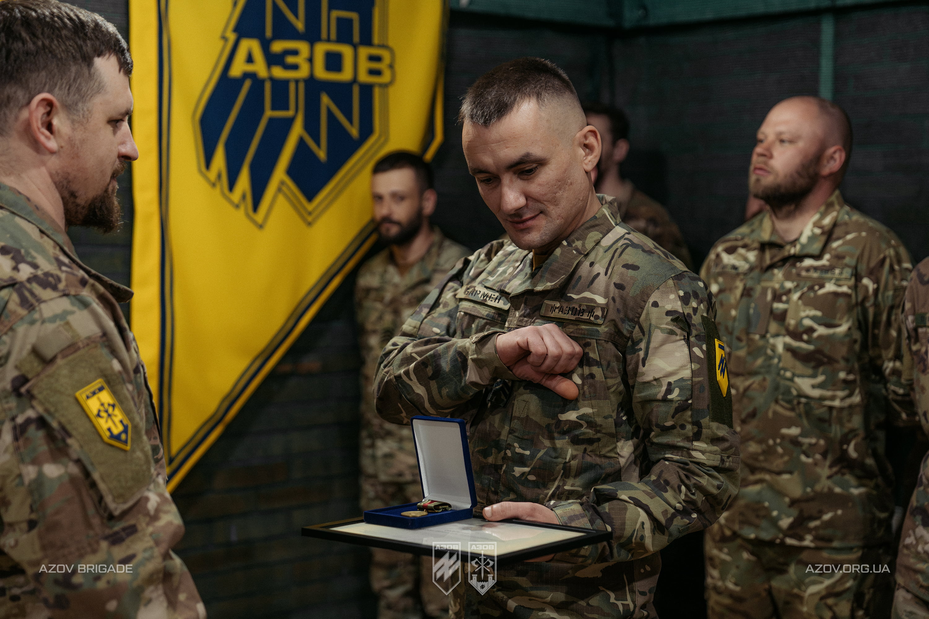 військовослужбовець 12-ї бригади «Азов» отримує відзнаку під час нагородження
