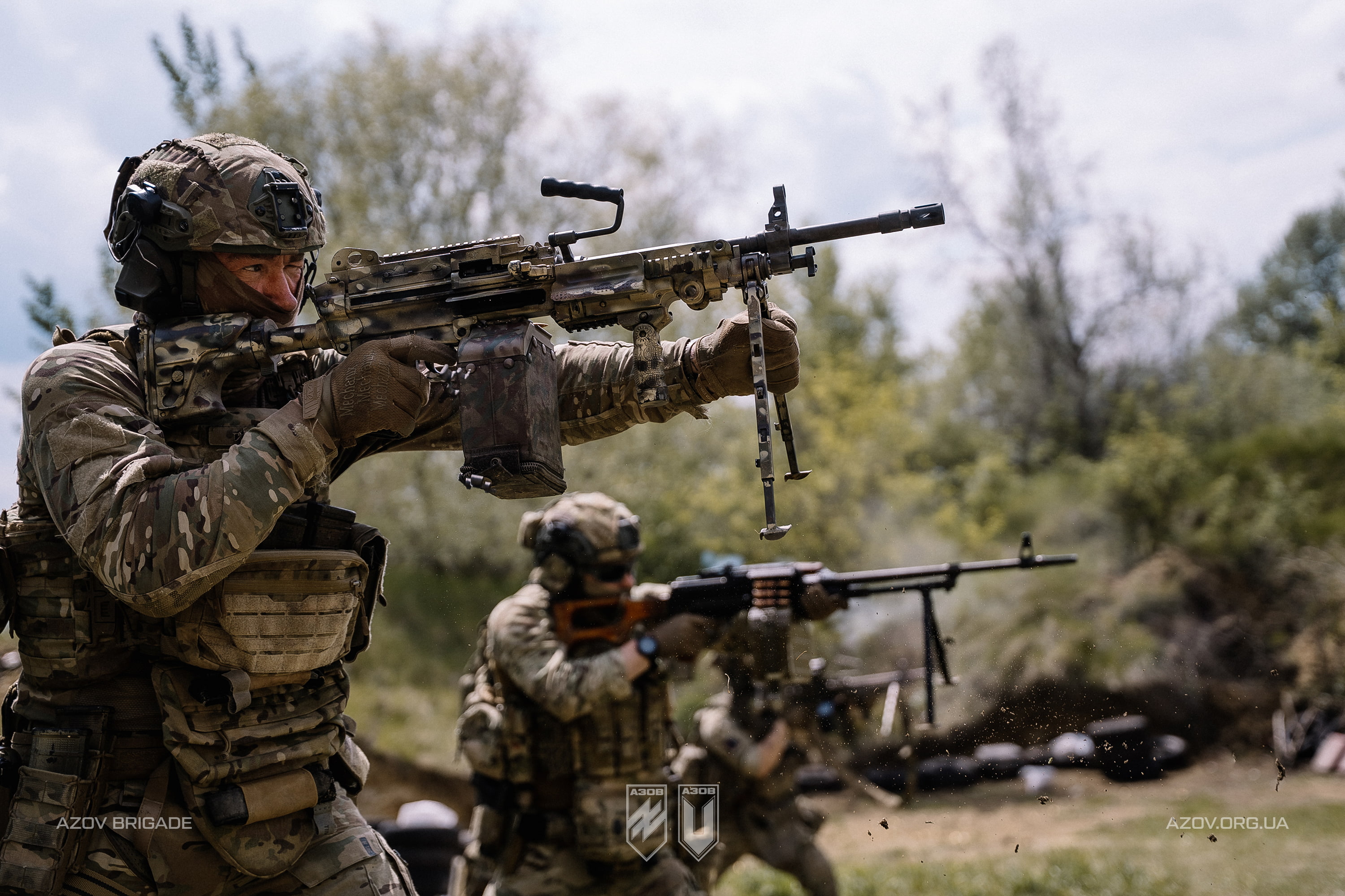 кулеметник веде вогонь під час бойової підготовки на полігоні
