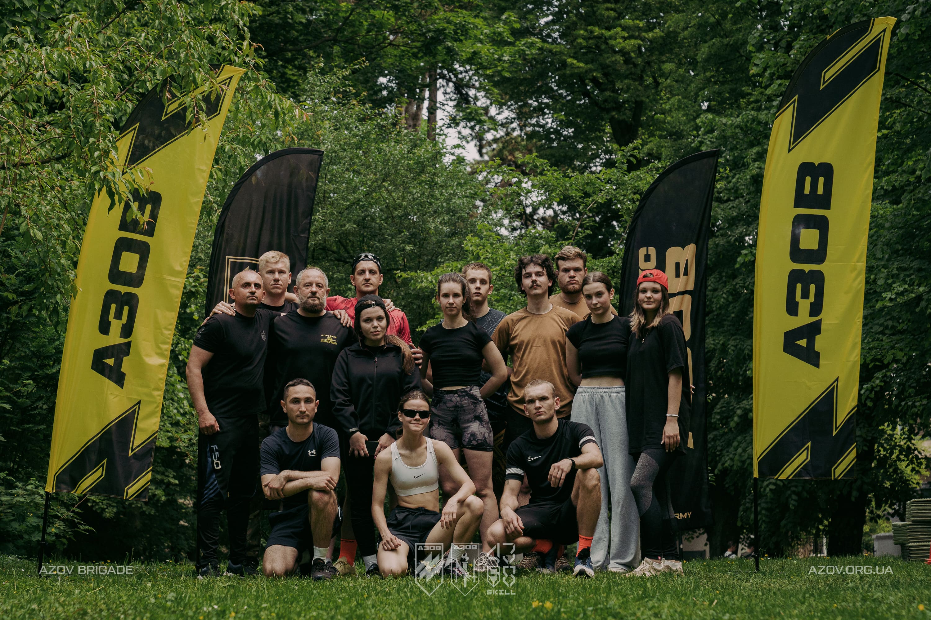 Учасники проєкту Azov Skill позують для спільного фото у спортивному залі.
