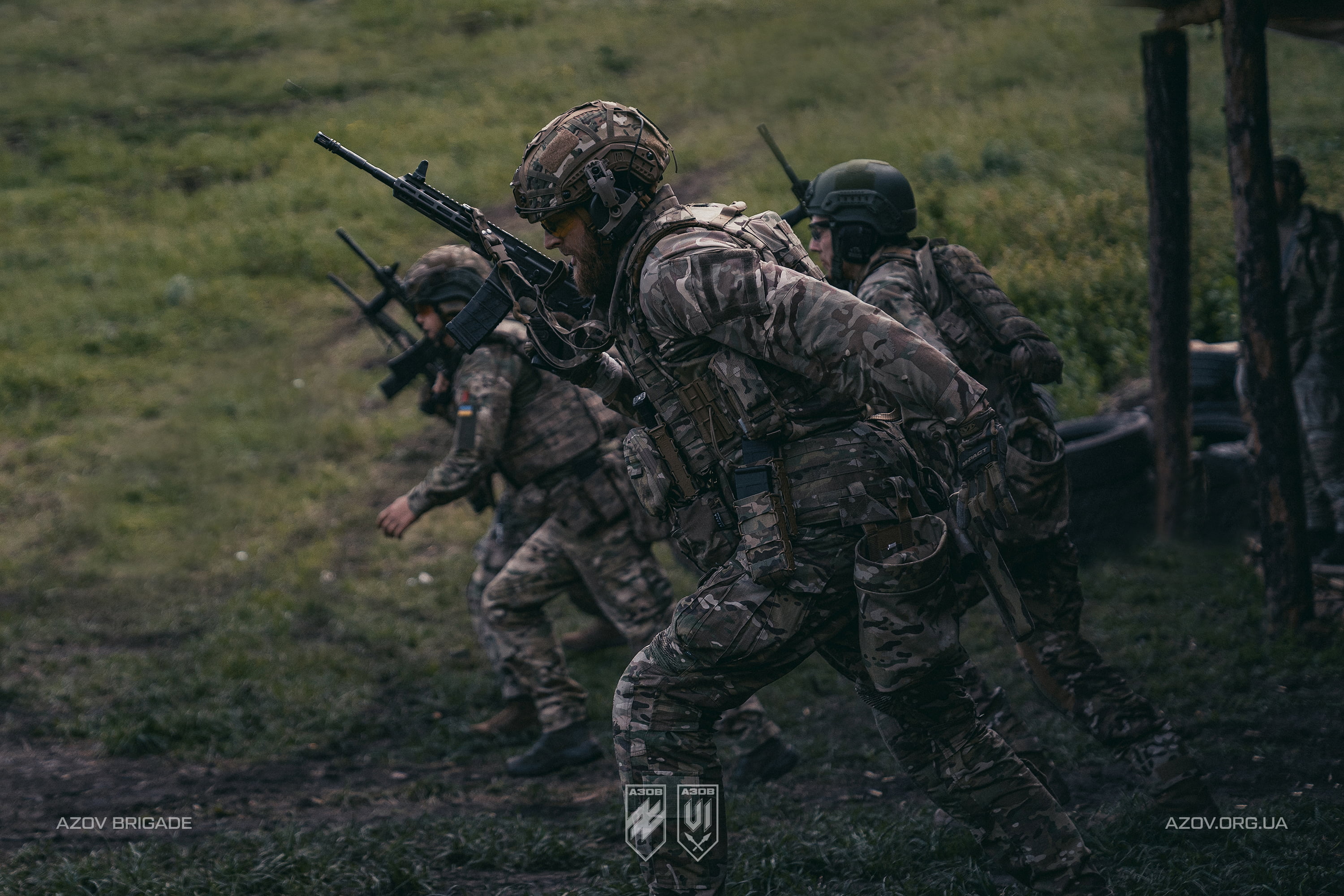Бійці 12-ї бригади спеціального призначення «Азов» відпрацьовують штурмові дії