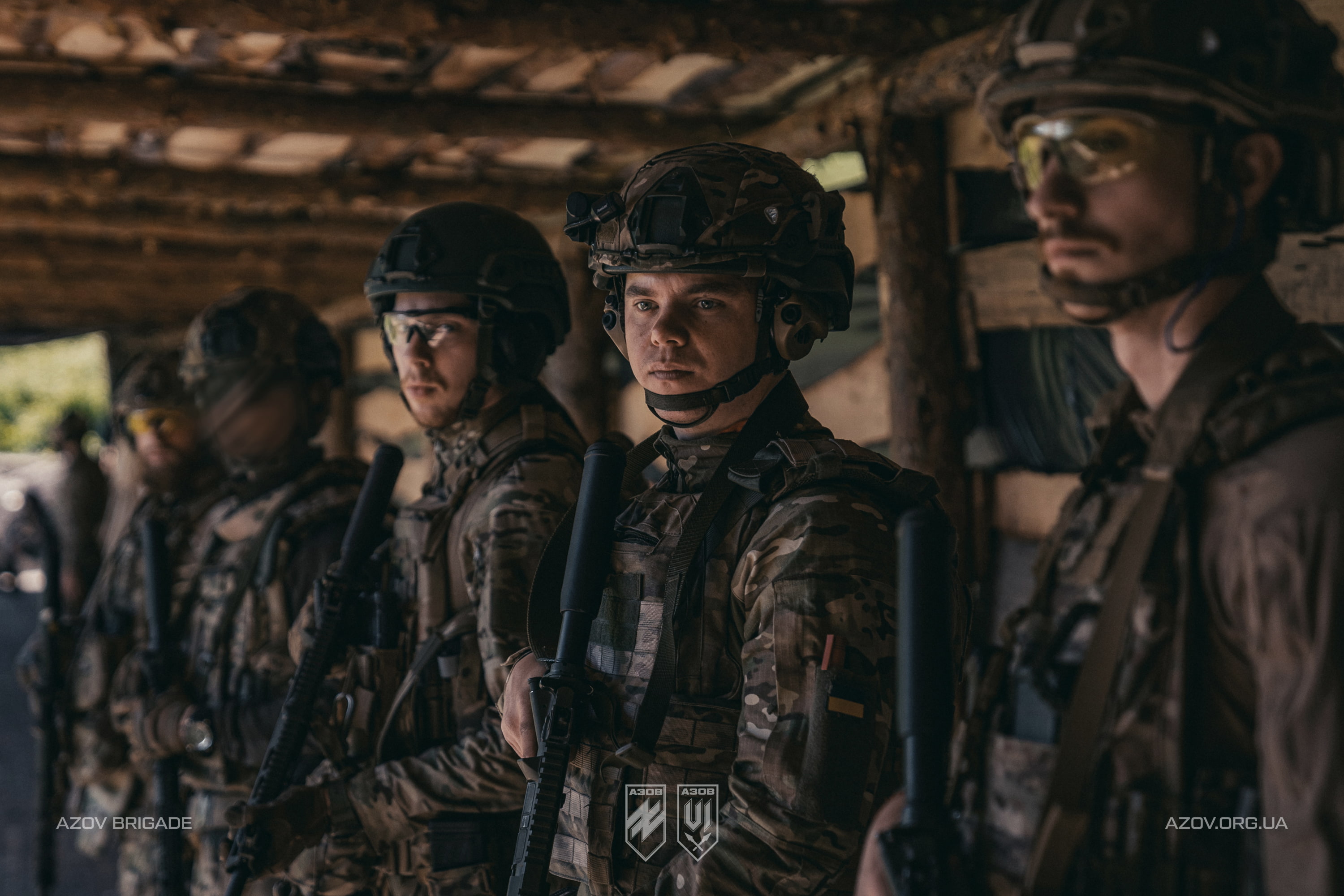 Бійці 12-ї бригади спеціального призначення «Азов» слухають інструктаж перед заняттям