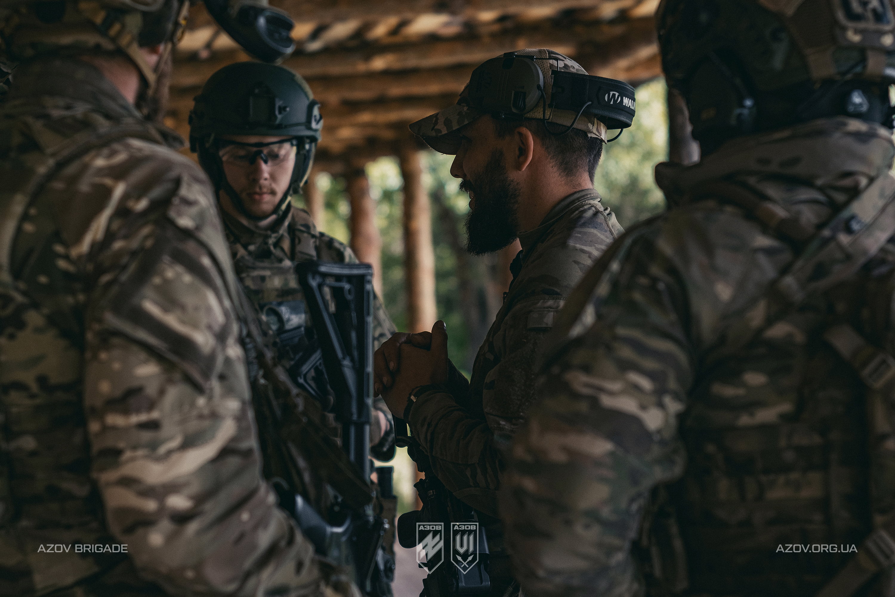 Інструктор 12-ї бригади спеціального призначення «Азов» проводить бойову підготовку