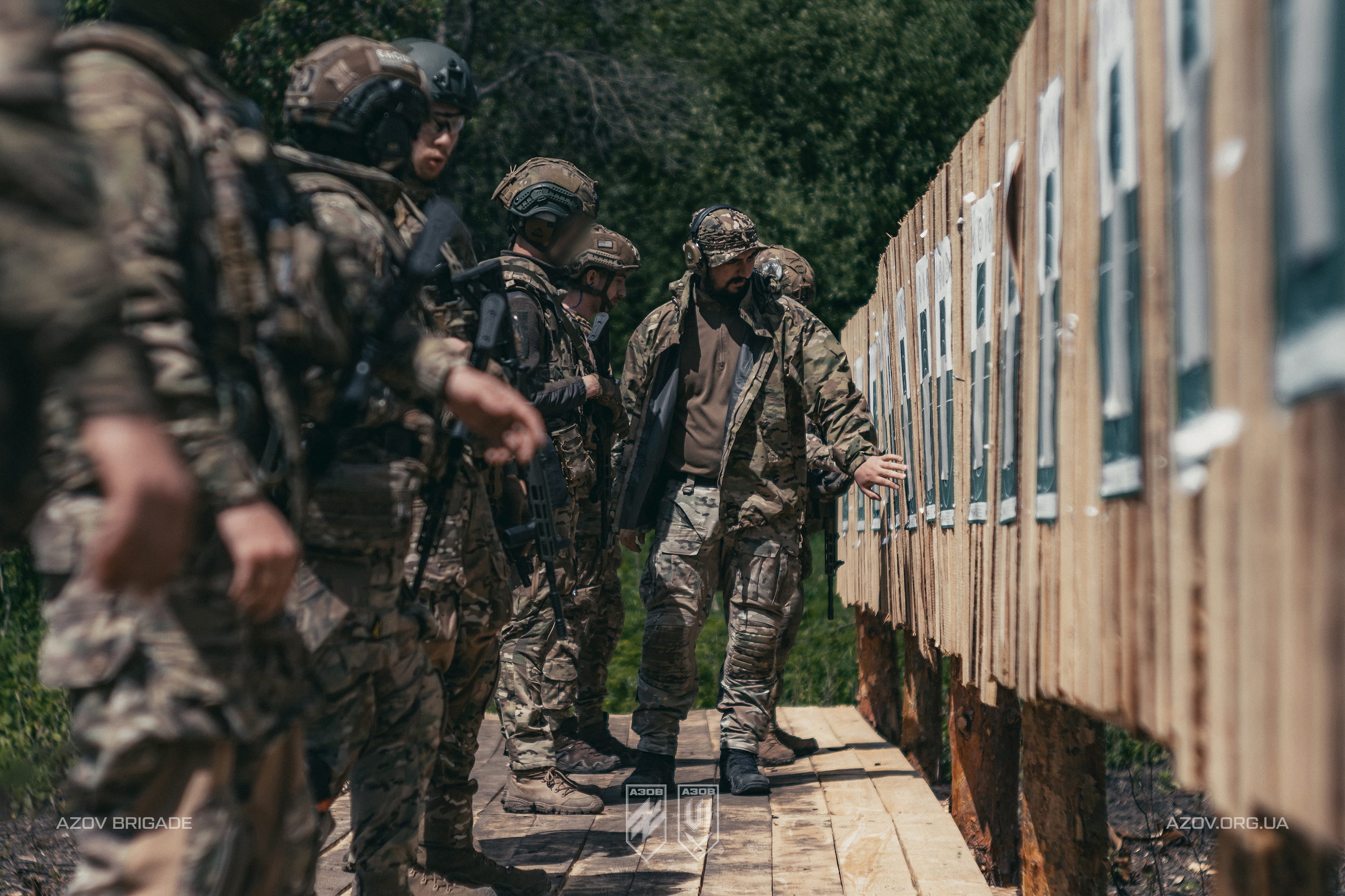 Інструктор 12-ї бригади спеціального призначення «Азов» проводить заняття зі стрілецької підготовки