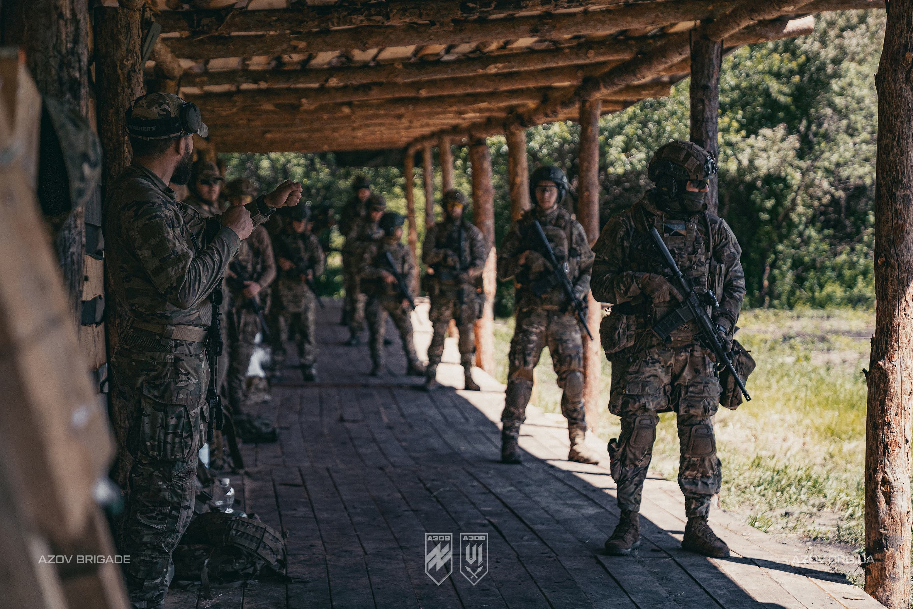 Інструктор проводить інструктаж для бійців 12-ї бригади спеціального призначення «Азов» на полігоні