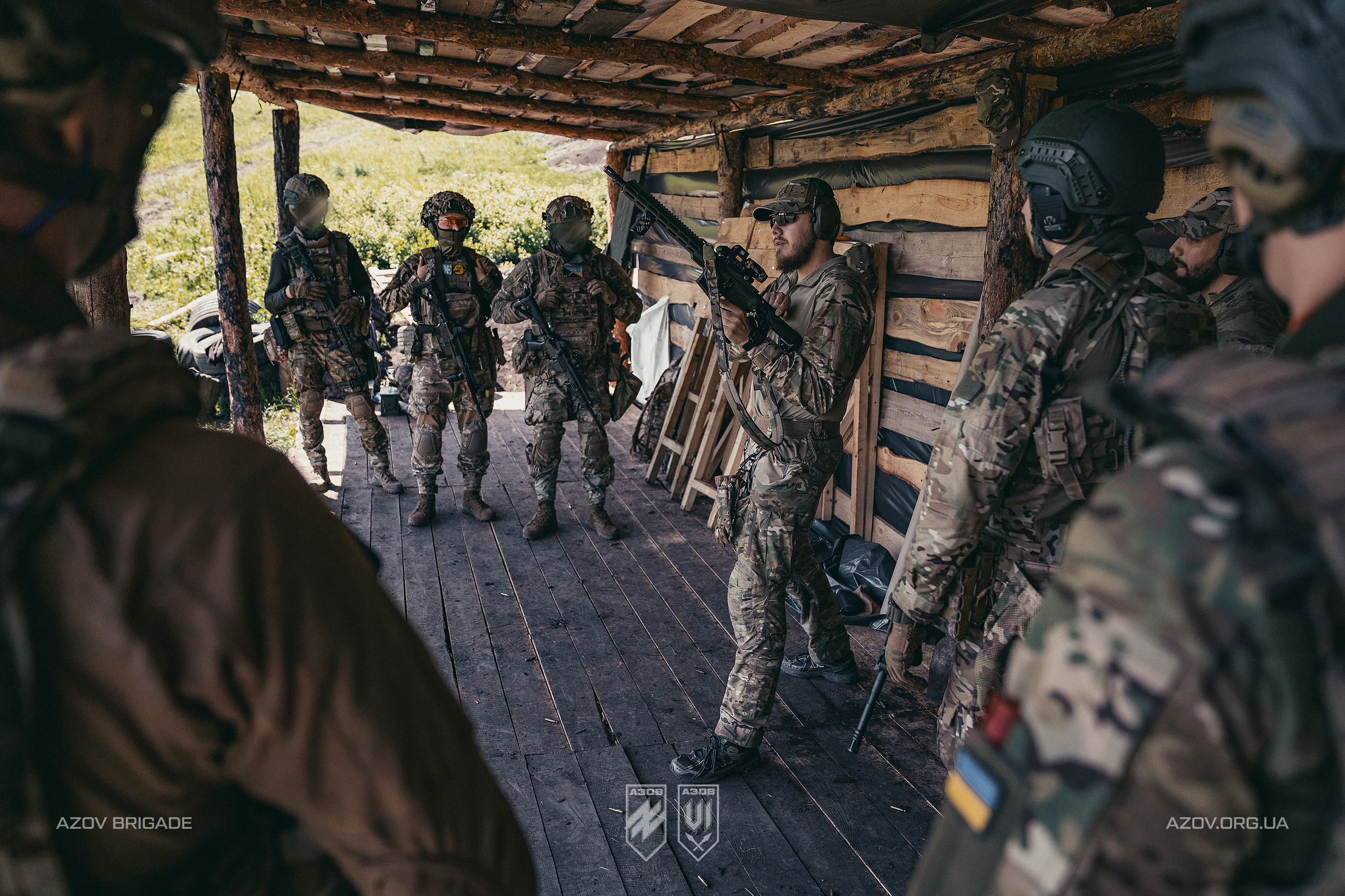 Інструктор пояснює правила поводження зі стрілецькою зброєю під час навчання