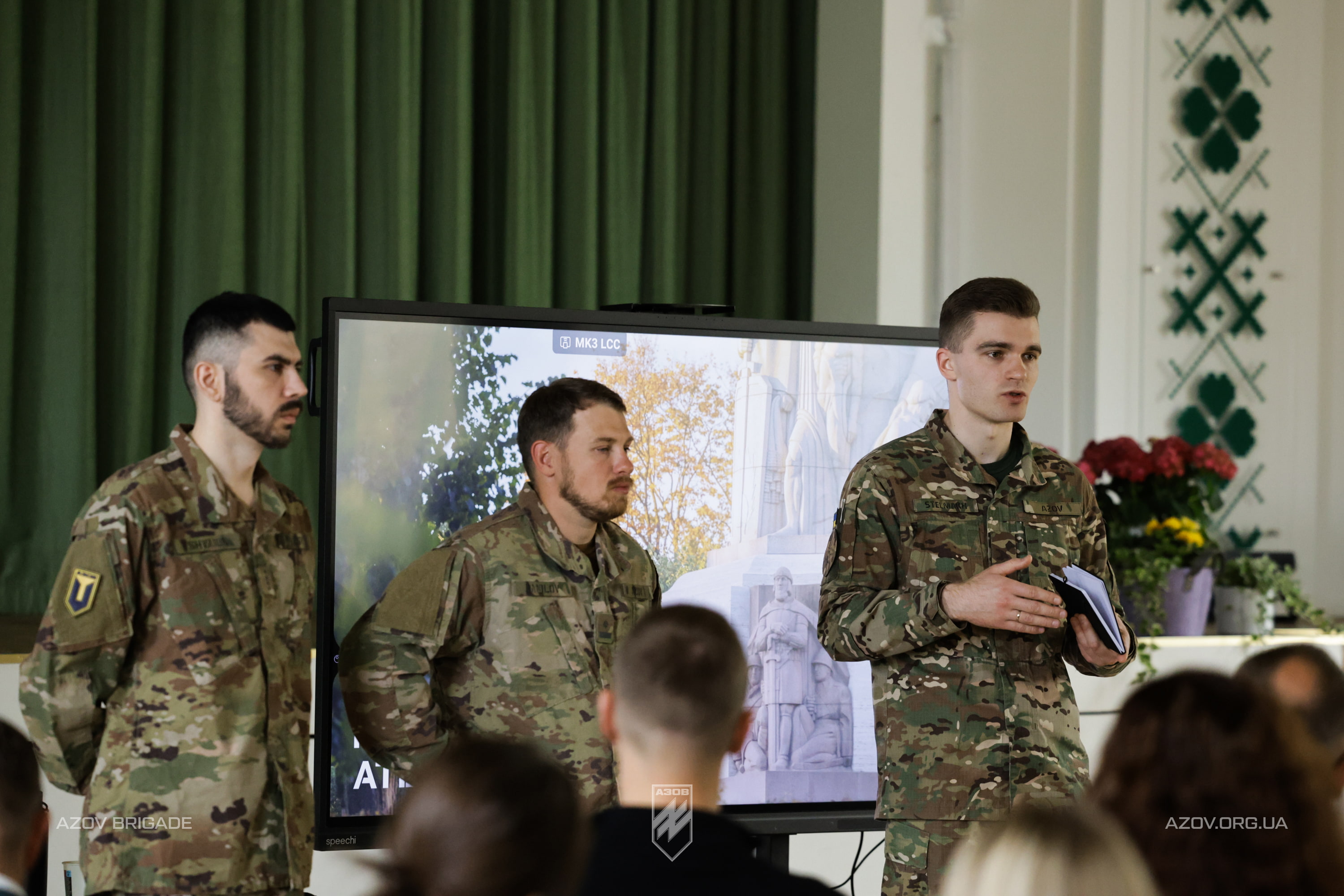 Представники 12-ї бригади спеціального призначення «Азов» презентують латвійським офіцерам досвід сучасного поля бою
