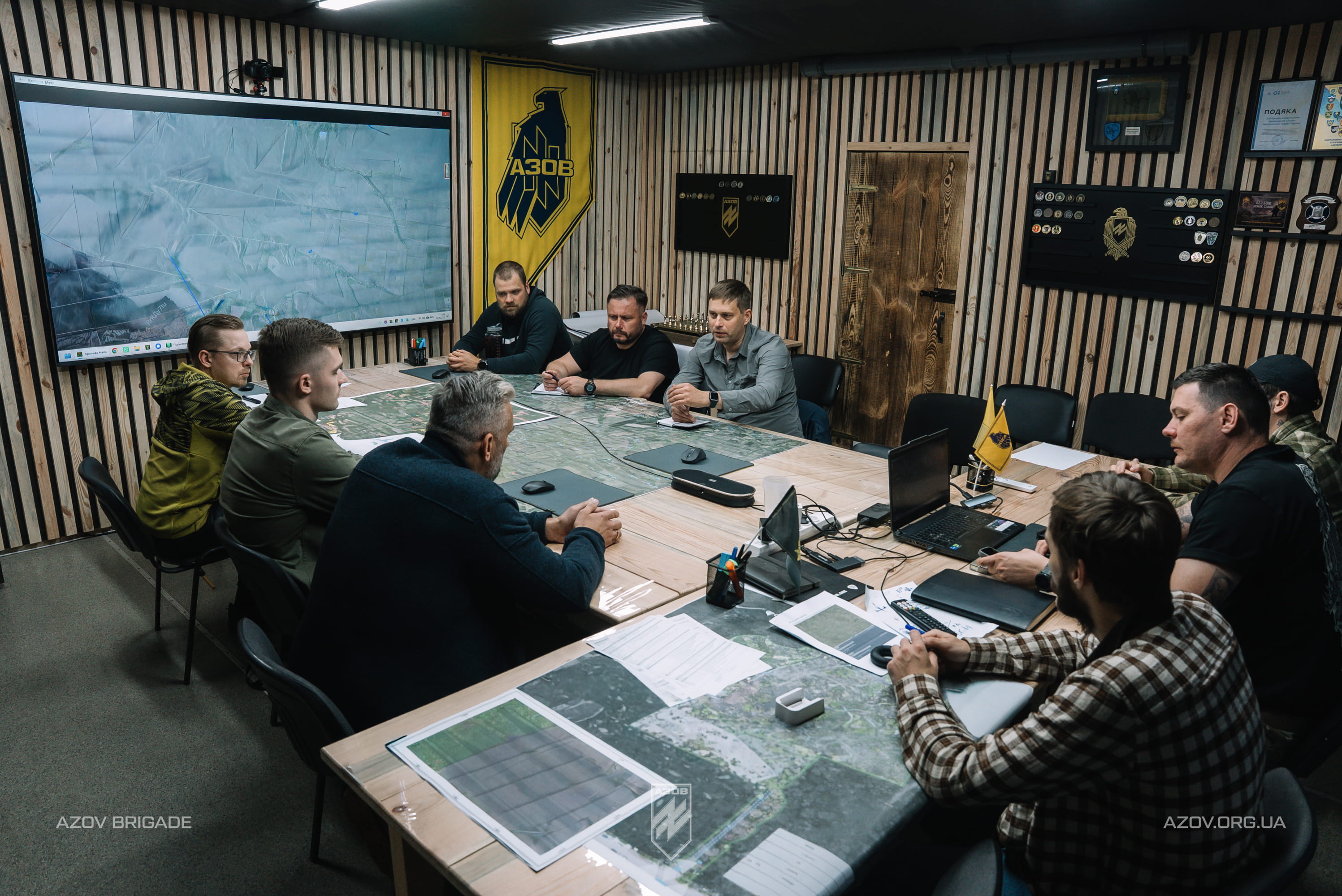 Офіцери 12-ї бригади спеціального призначення «Азов» проводять брифінг для делегації 1-ї Ризької бригади Національної гвардії Латвії