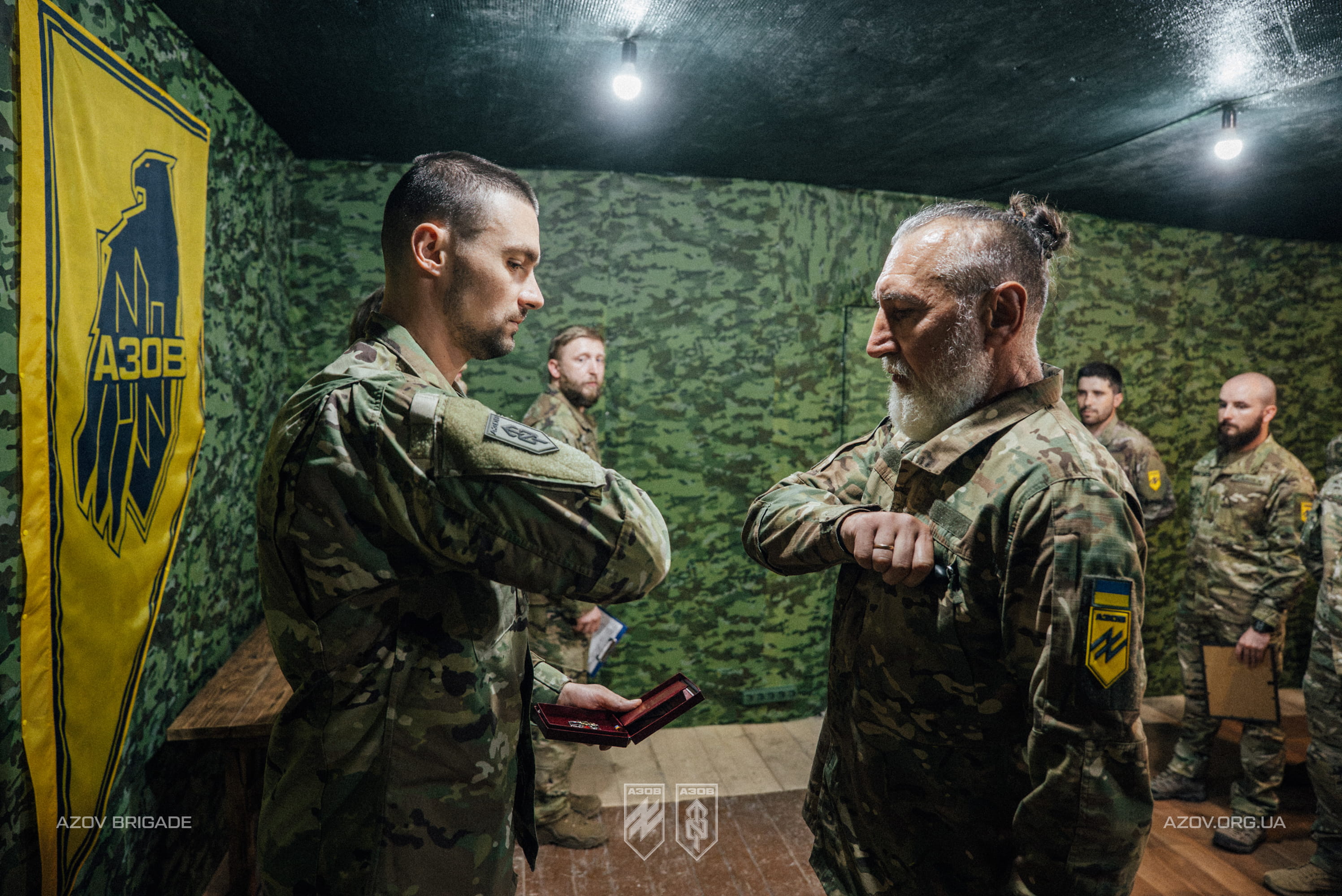 Друг «Будь» вручає найвищу бригадну відзнаку військовослужбовцю батальйону безпілотних систем 12-ї бригади «Азов»