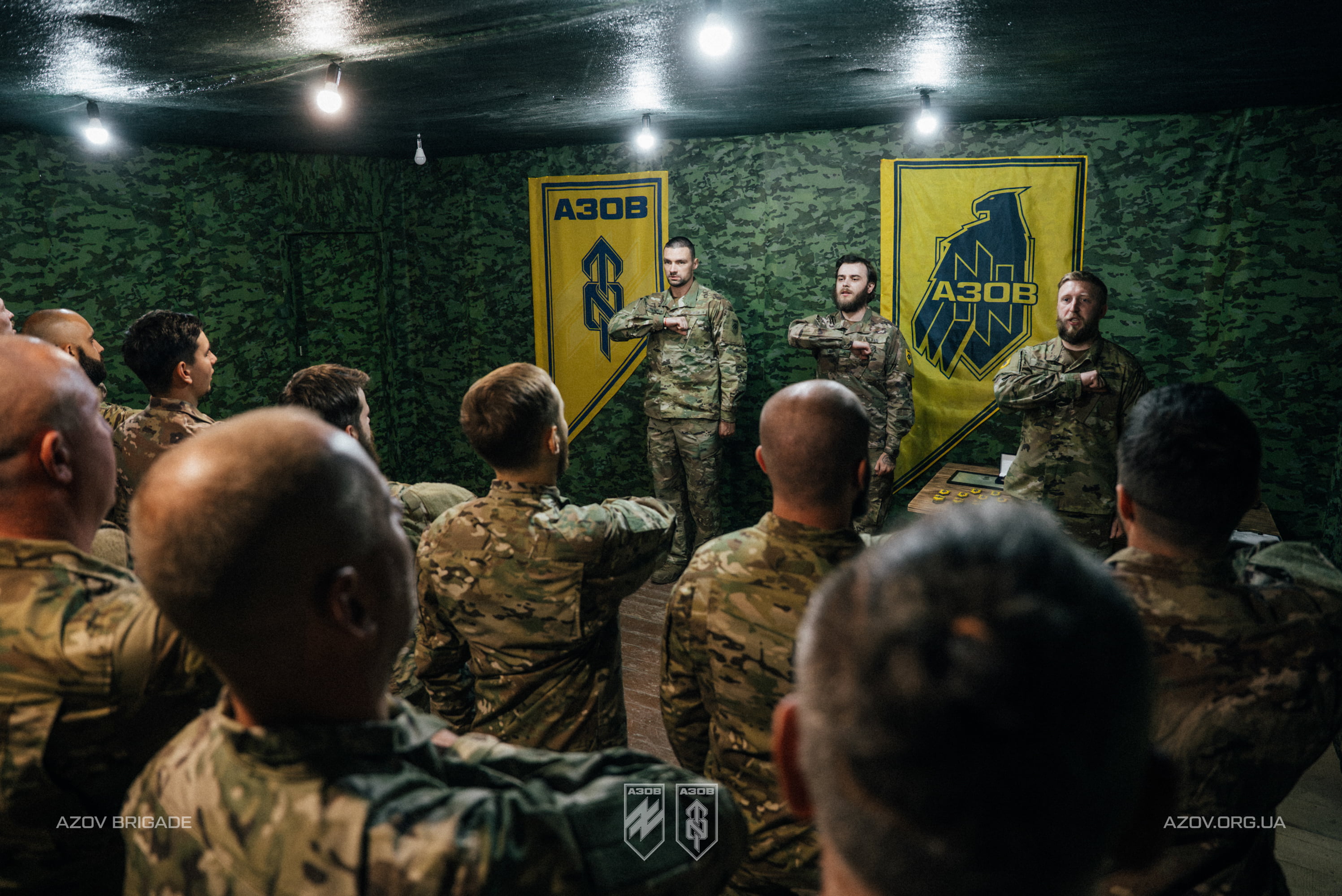 Військовослужбовці батальйону безпілотних систем 12-ї бригади «Азов» виконують бригадний ритуал під час церемонії нагородження