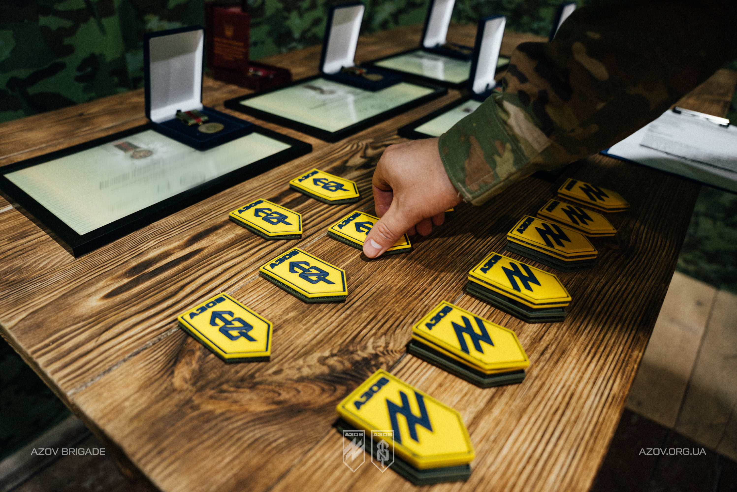 Бригадні та батальйонні шеврони 12-ї бригади «Азов», підготовлені до вручення військовослужбовцям батальйону безпілотних систем