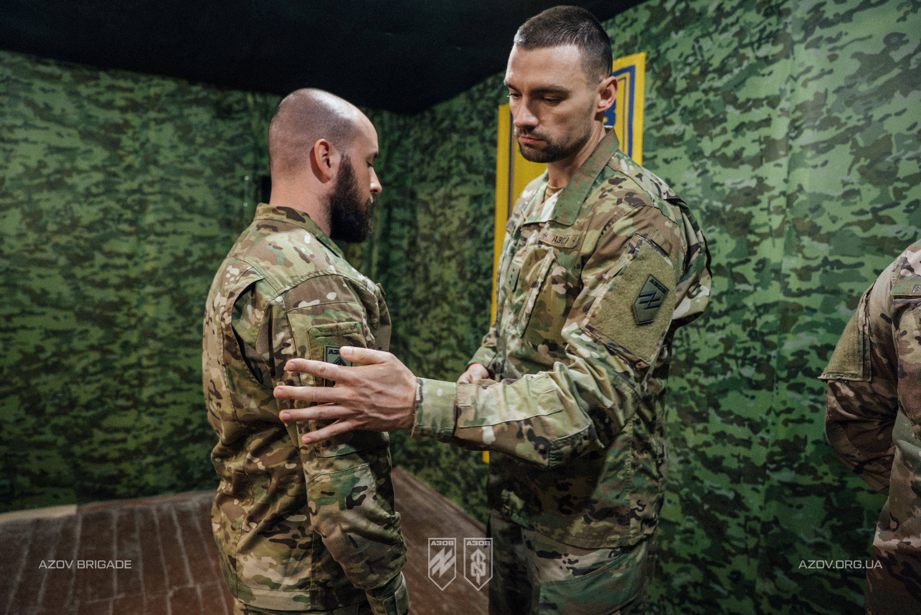 Друг «Будь» вручає батальйонний шеврон військовослужбовцю батальйону безпілотних систем