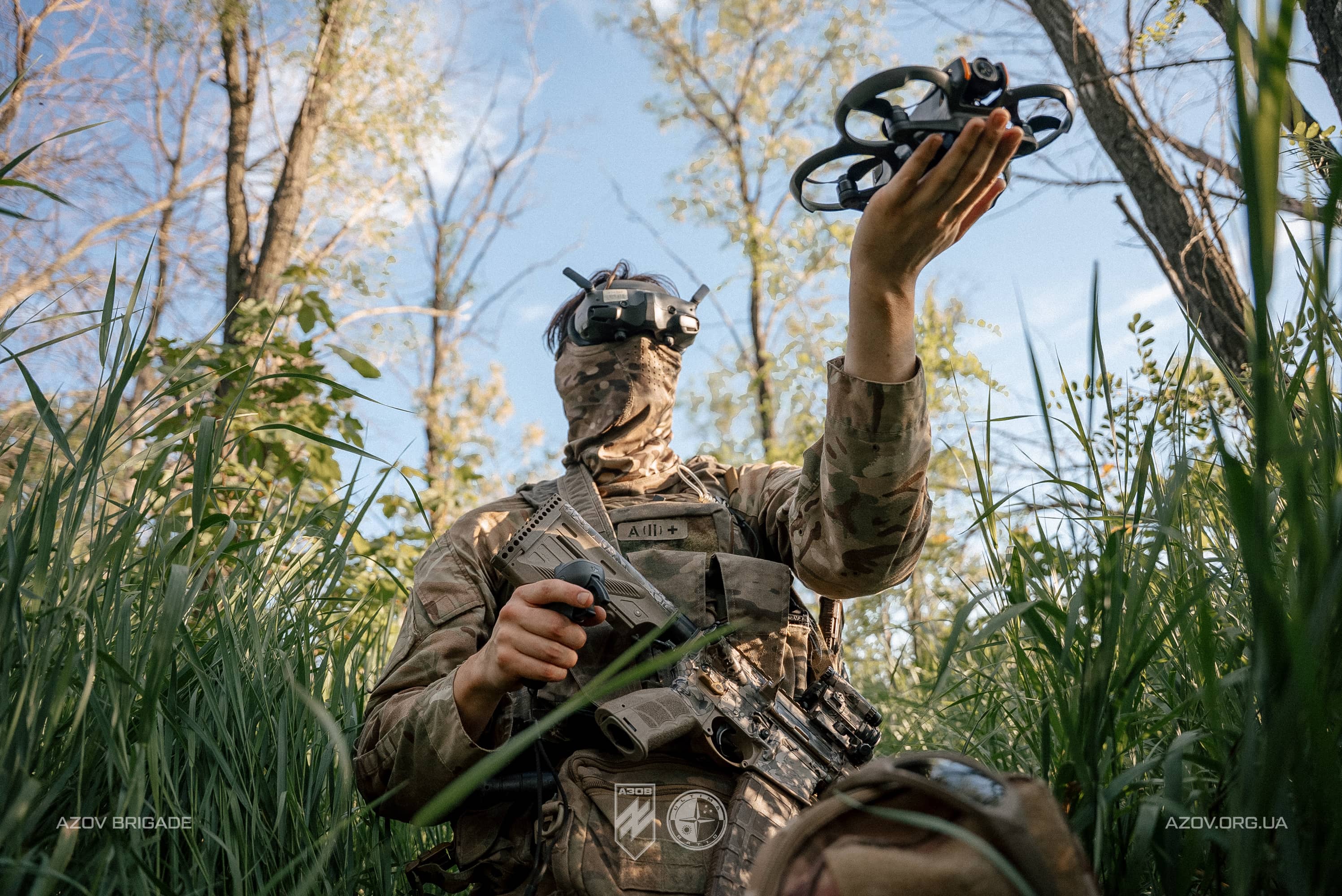 Оператор квадрокоптера DJI Avata готує дрон до навчального завдання