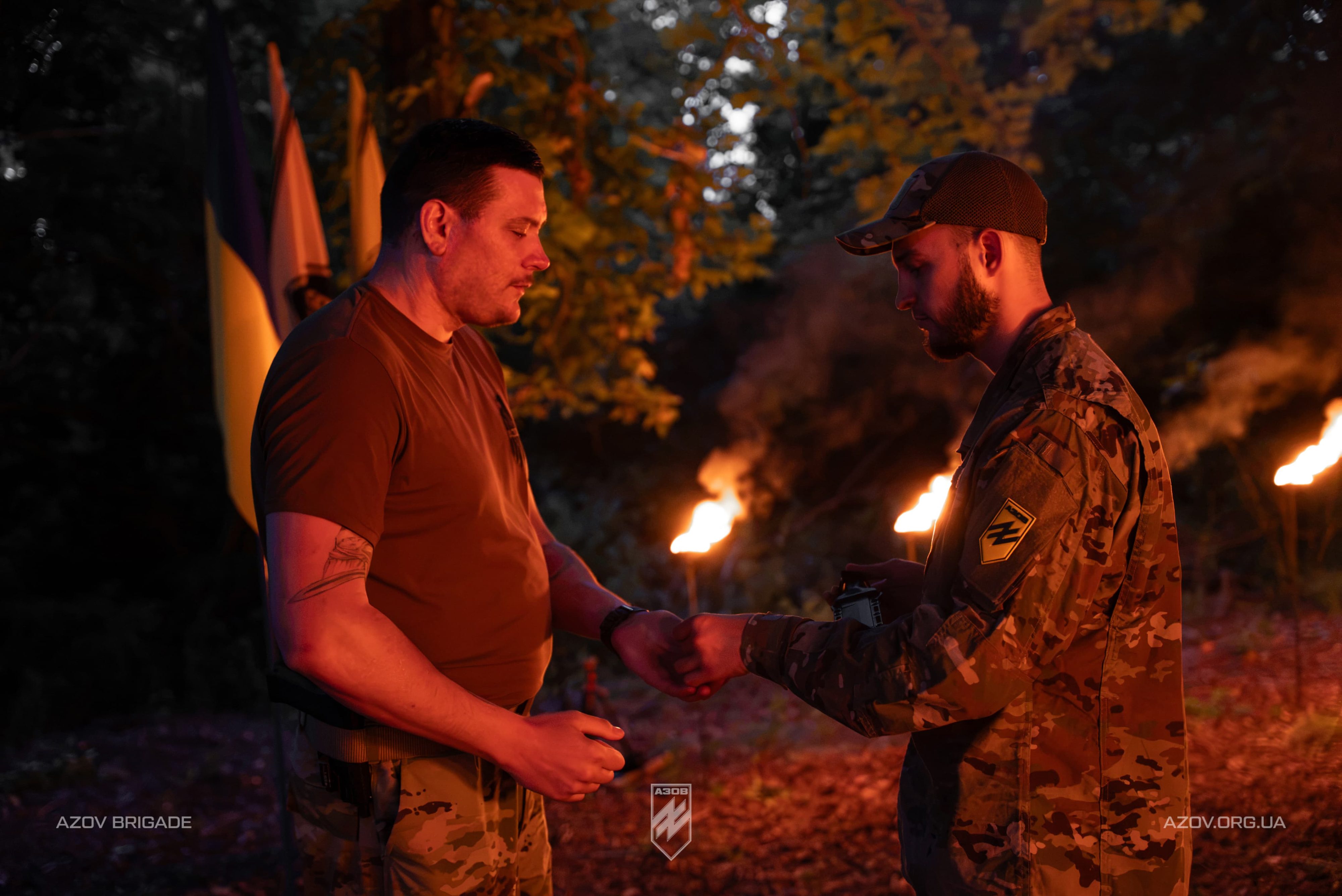Друг «Пугач» вітає військовослужбовця 12-ї бригади спецпризначення «Азов» після вручення нагороди