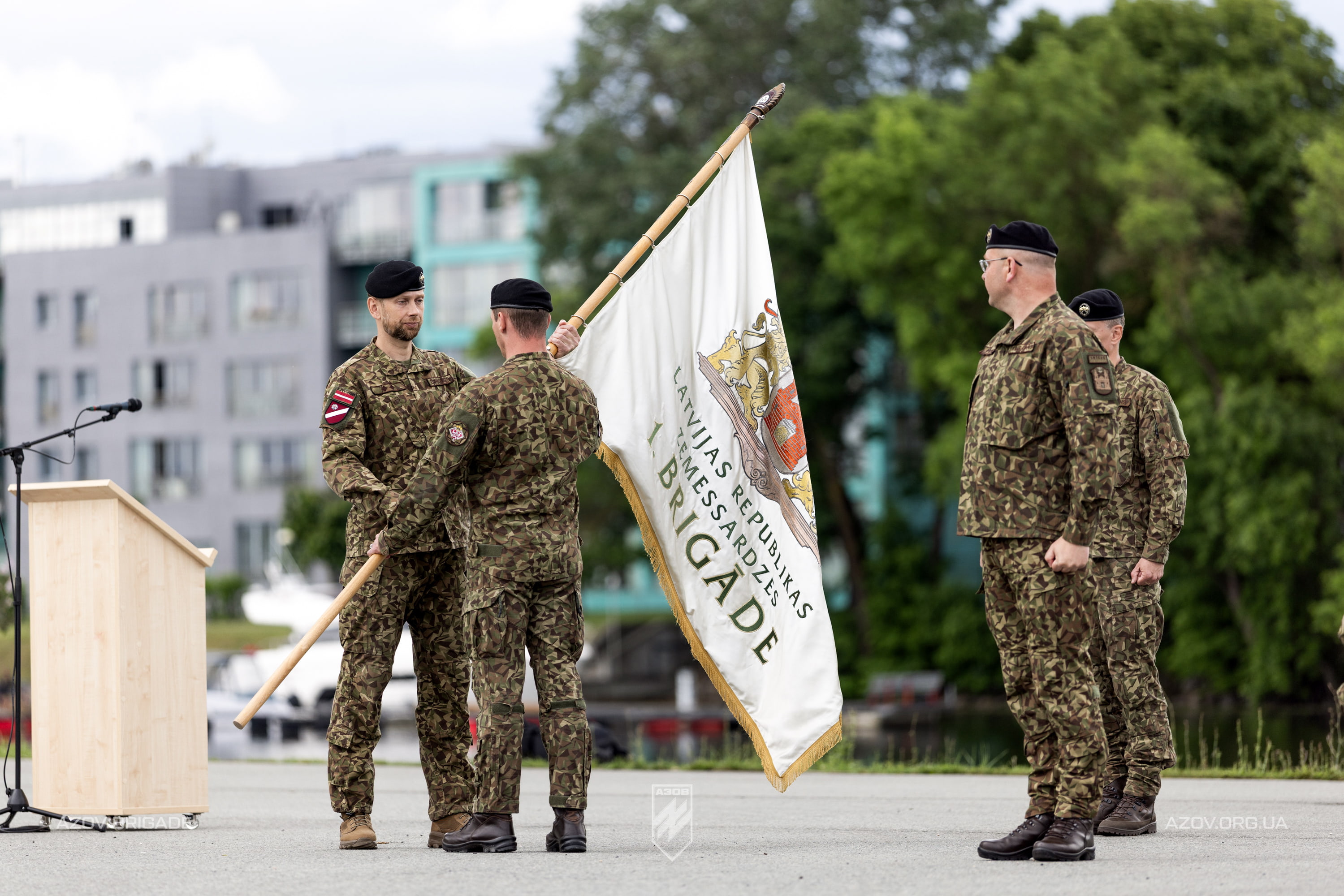 Церемонія передачі бойового прапора під час зміни командування 1-ї Ризької бригади Національної гвардії Латвії