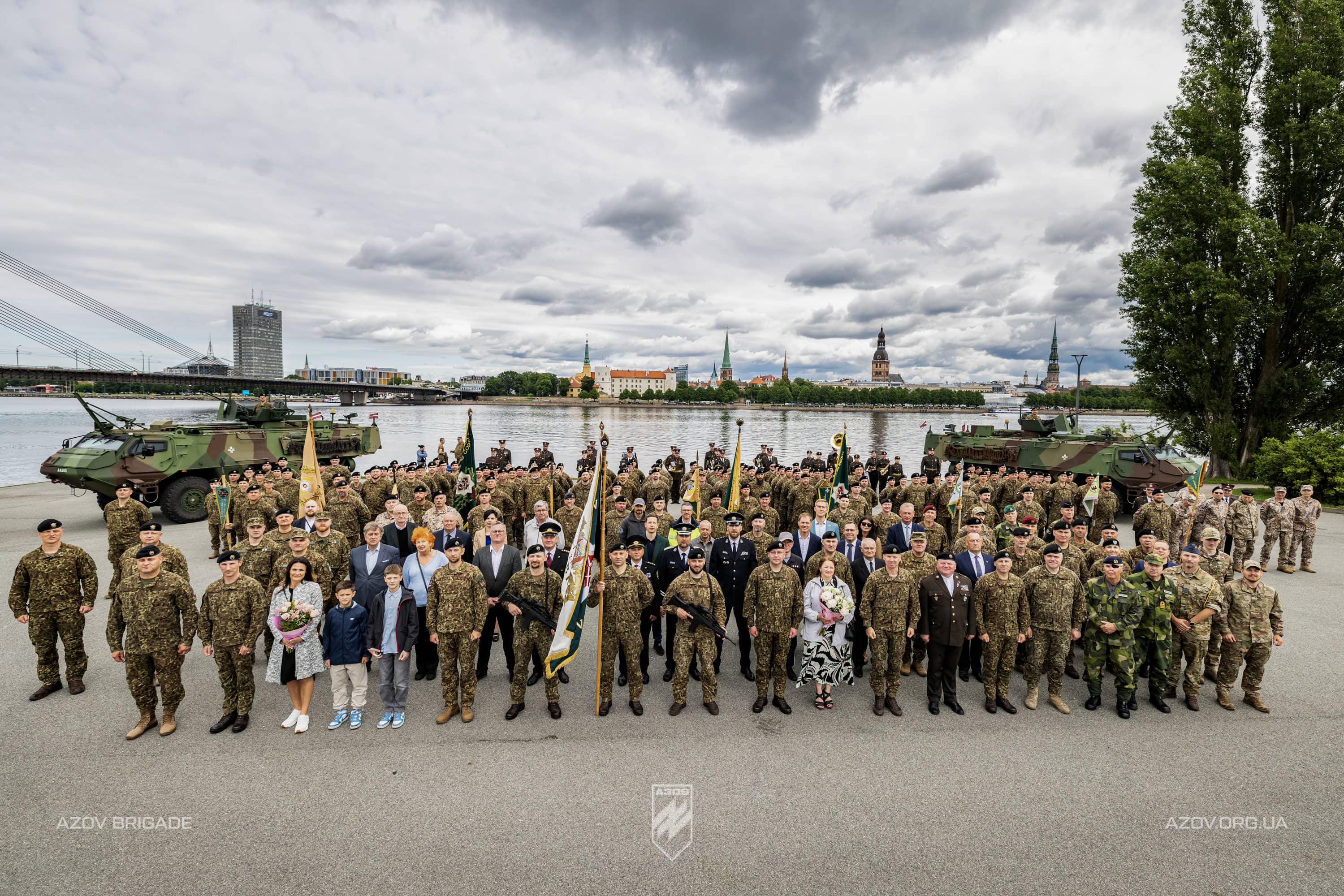 Учасники церемонії зміни командування 1-ї Ризької бригади Національної гвардії Латвії