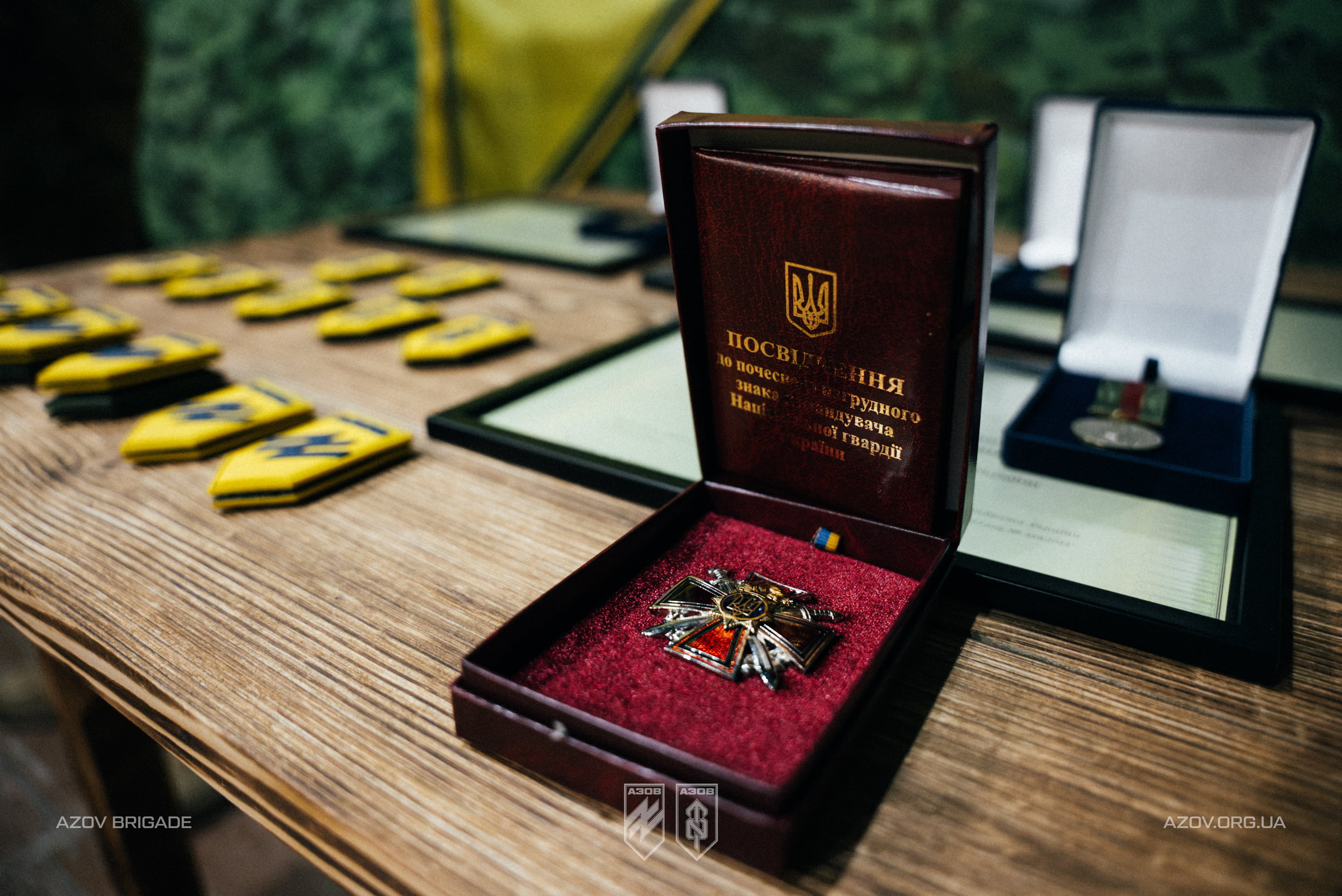 Почесний нагрудний знак та бригадні шеврони, підготовлені до вручення військовослужбовцям батальйону безпілотних систем