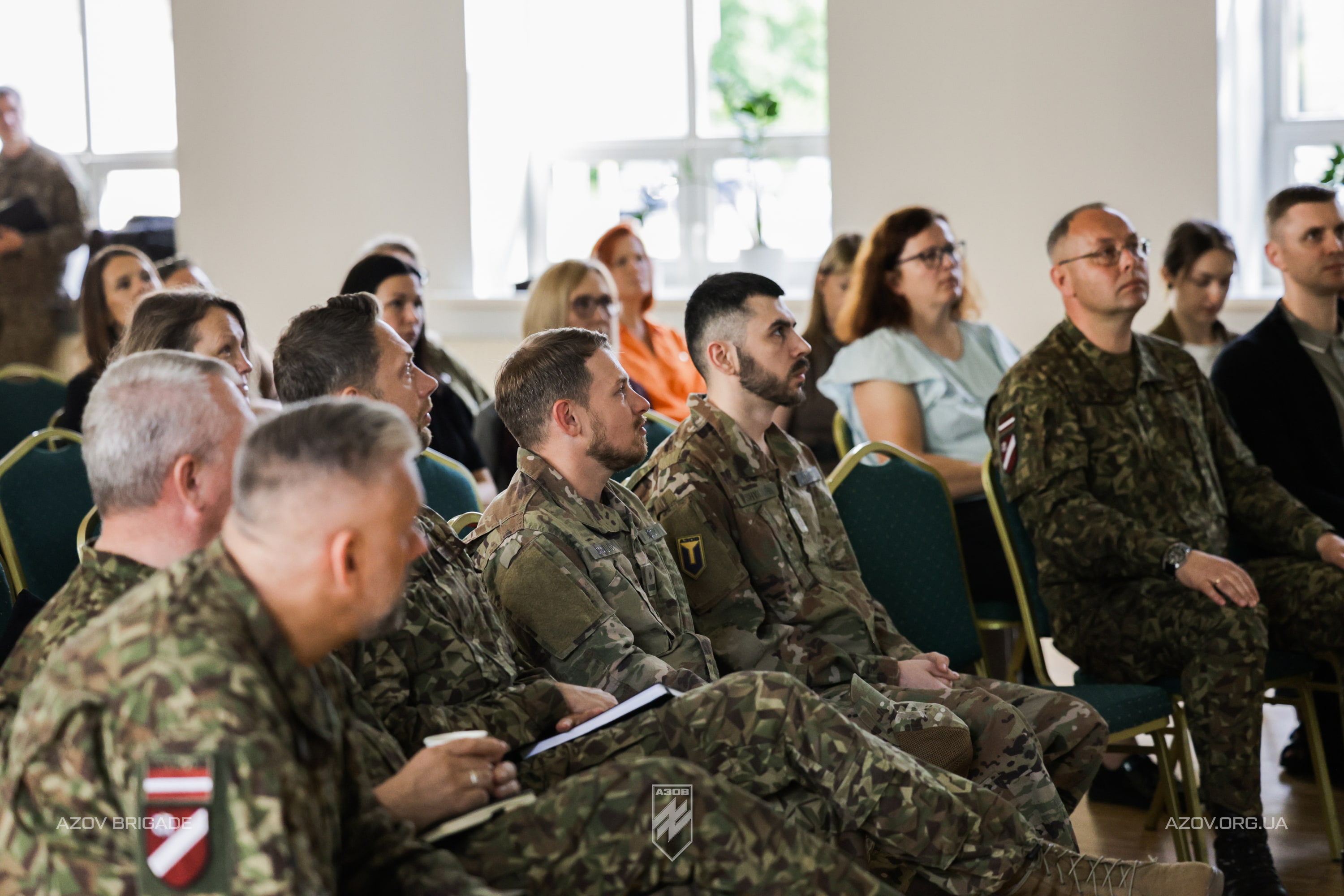 Учасники семінару «Rupors» слухають виступ представників 12-ї бригади спеціального призначення «Азов»