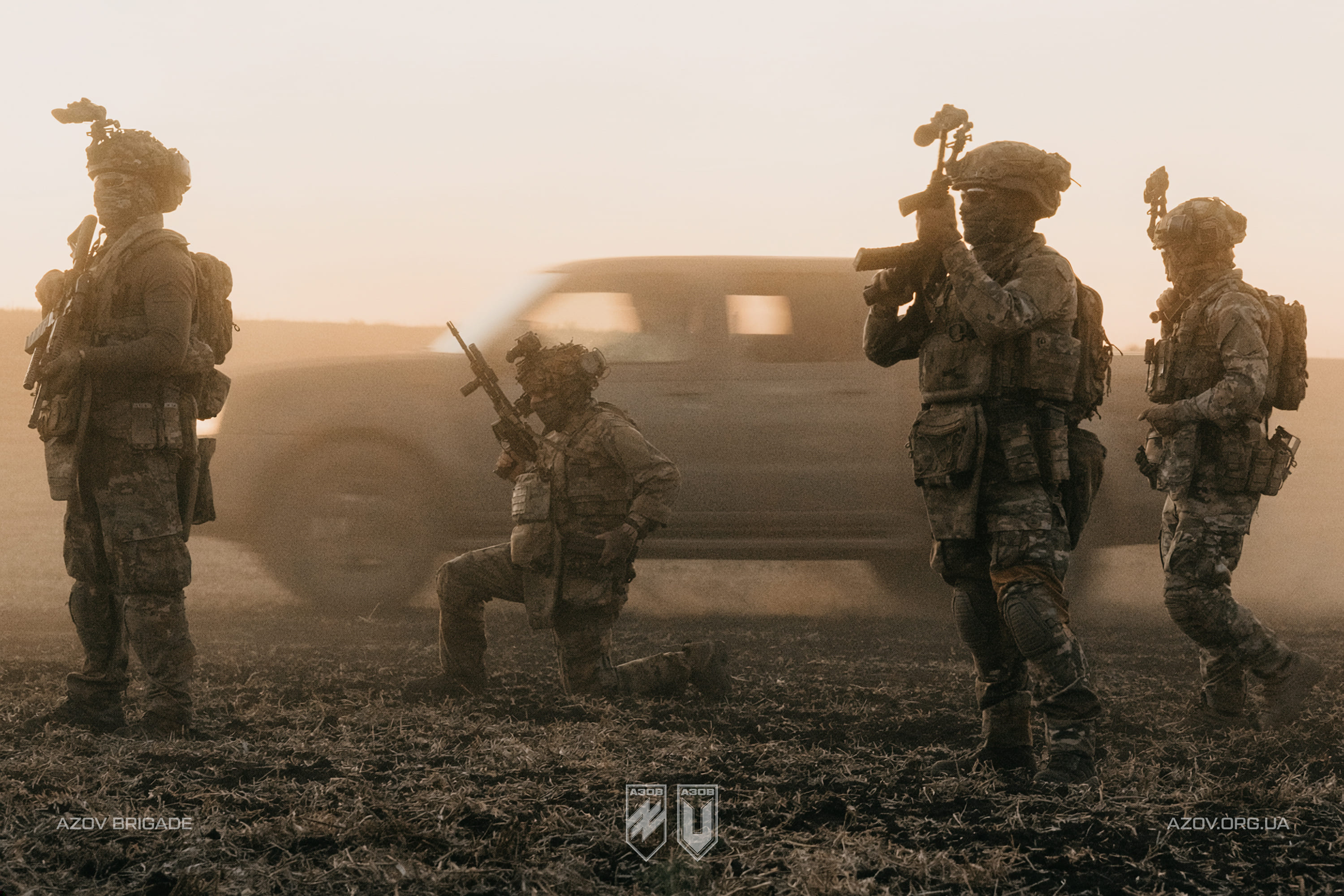 Піхотинці «Азова» на фоні пікапа