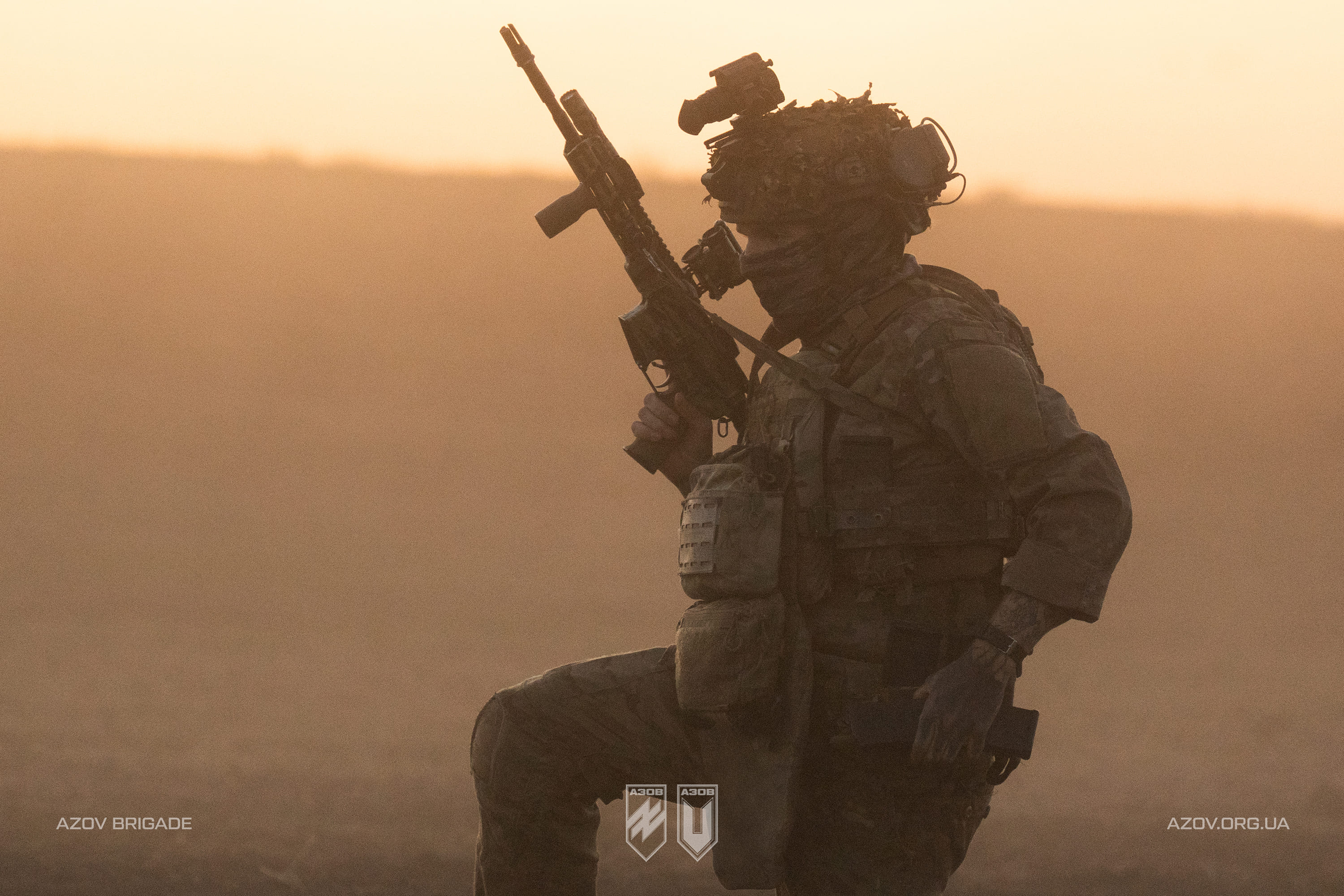 Боєць 12-ї бригади «Азов» у повному спорядженні з гвинтівкою