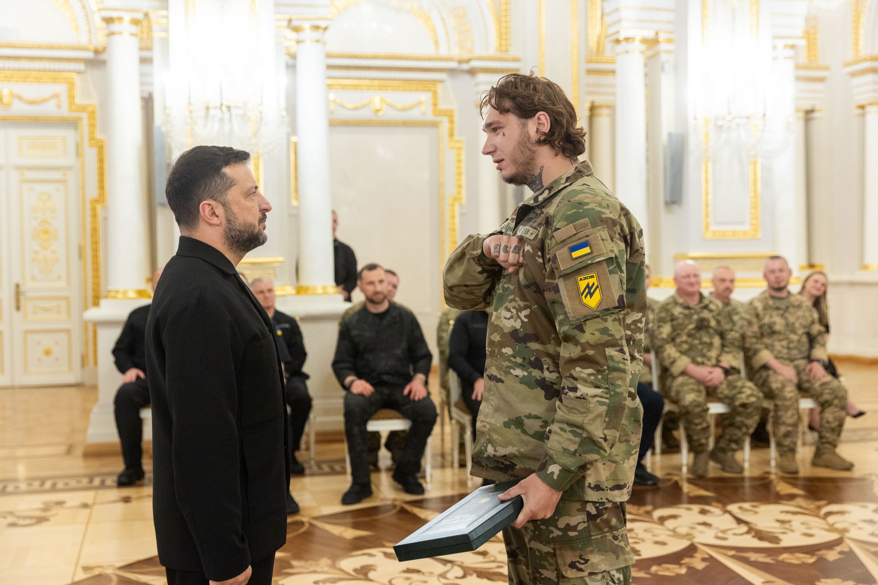 Друг «Галерея» передає Президенту України Володимиру Зеленському шеврони