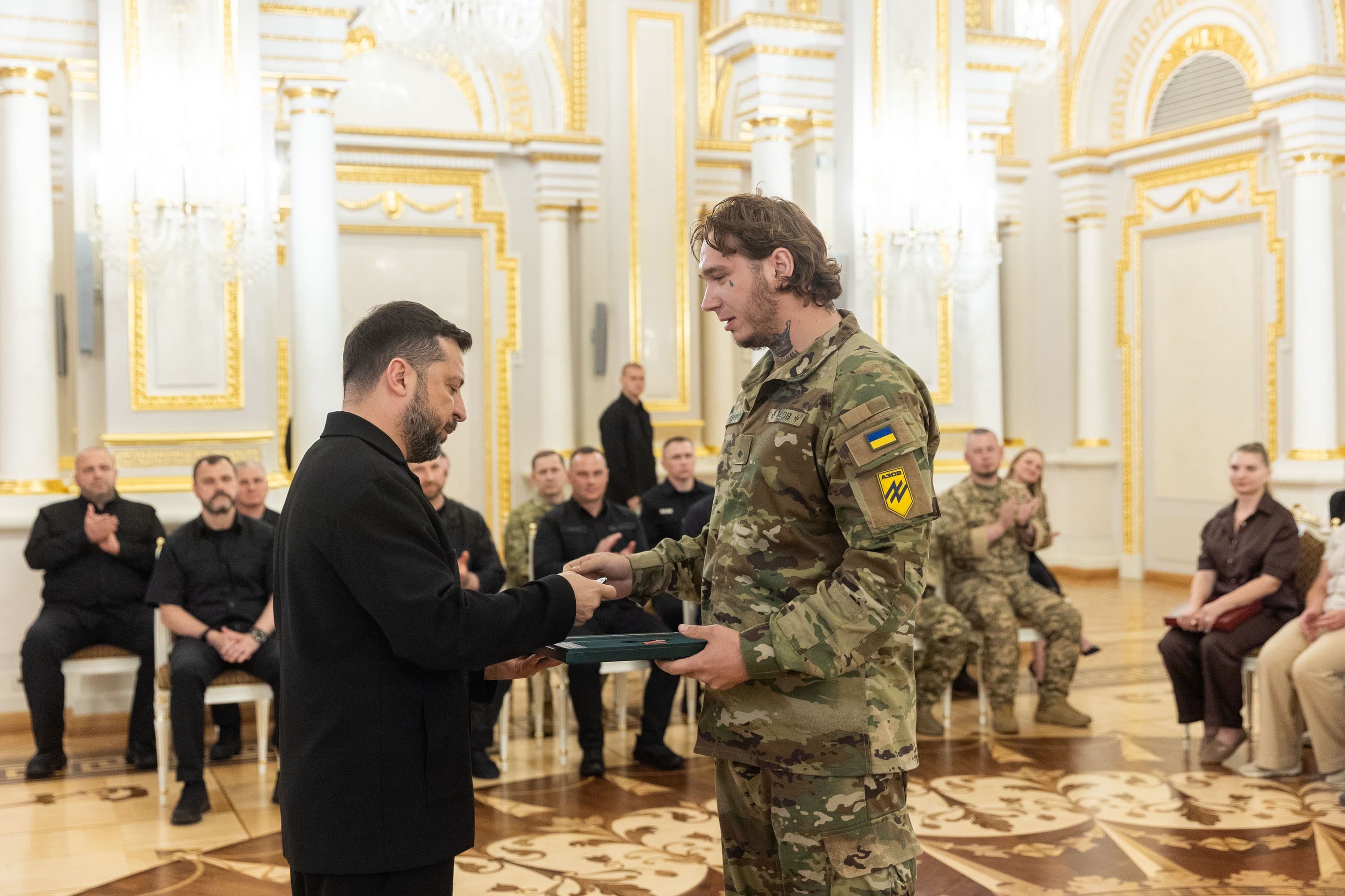 Президент України Володимир Зеленський вручає другу «Галереї» відзнаку «Хрест бойових заслуг»
