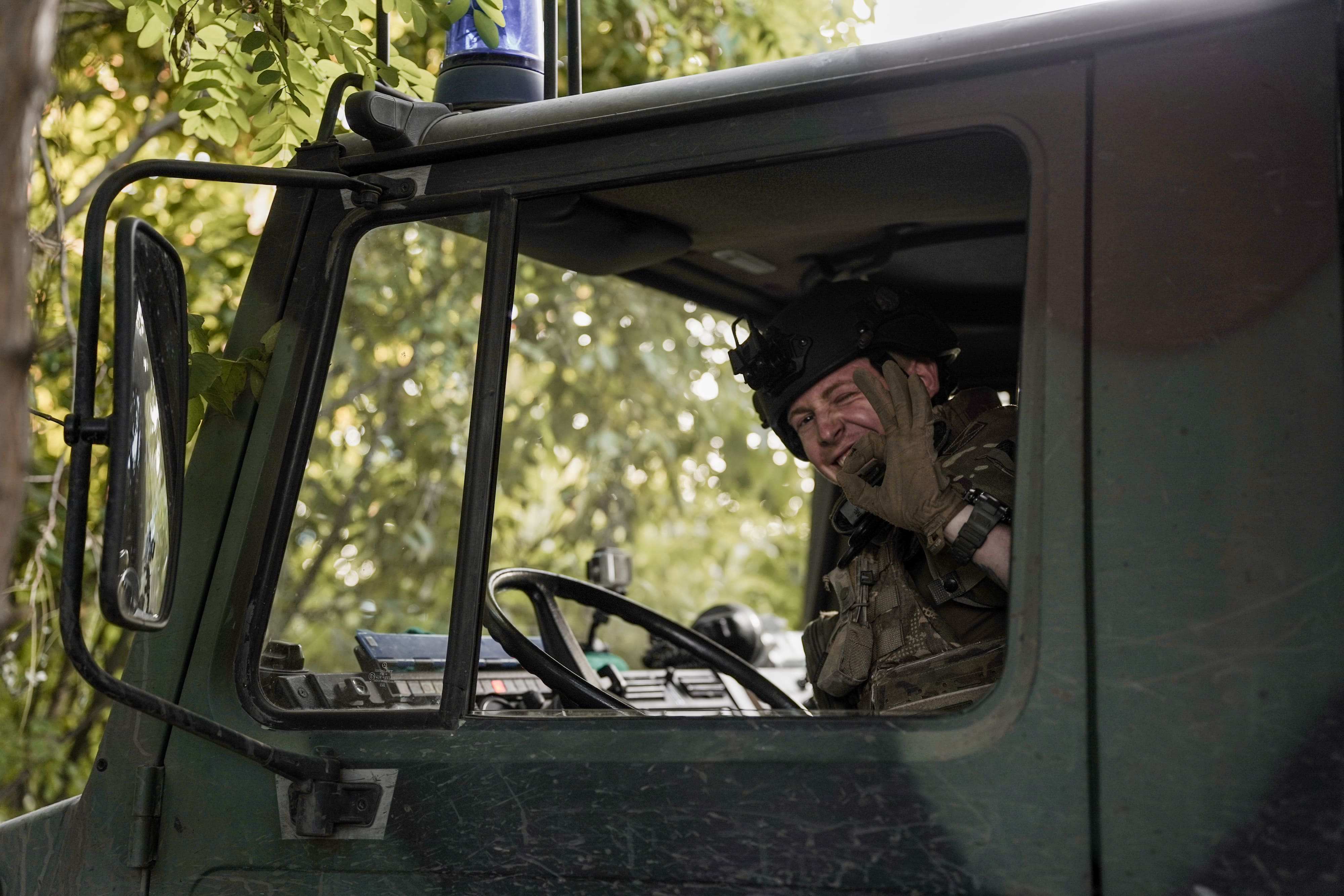 Водій вантажівки посміхається в авто