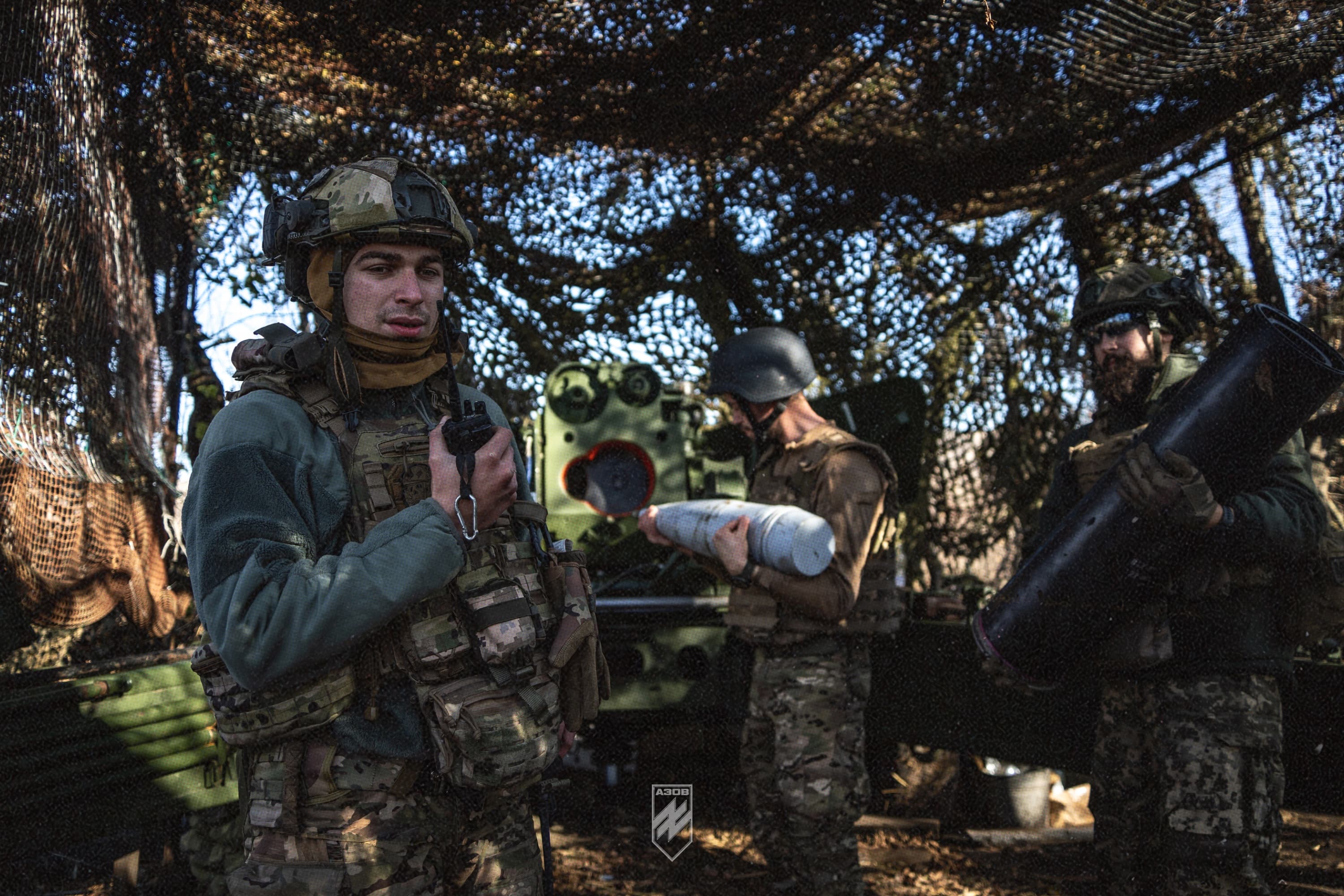 Бійці «Азову» на бойовій позиції артилерійського розрахунку