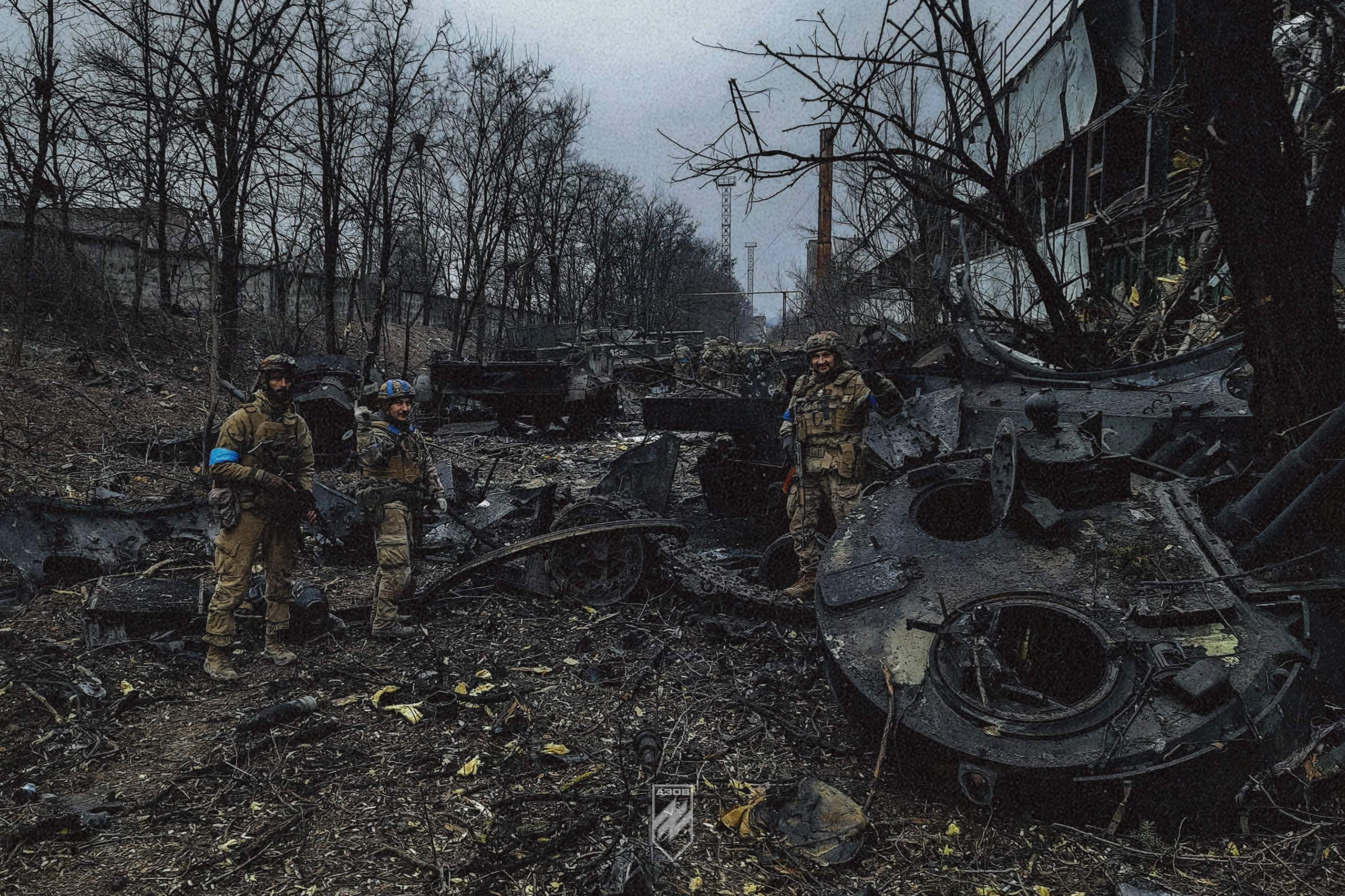 Бійці «Азову» серед знищеної бронетехніки під час бойових дій