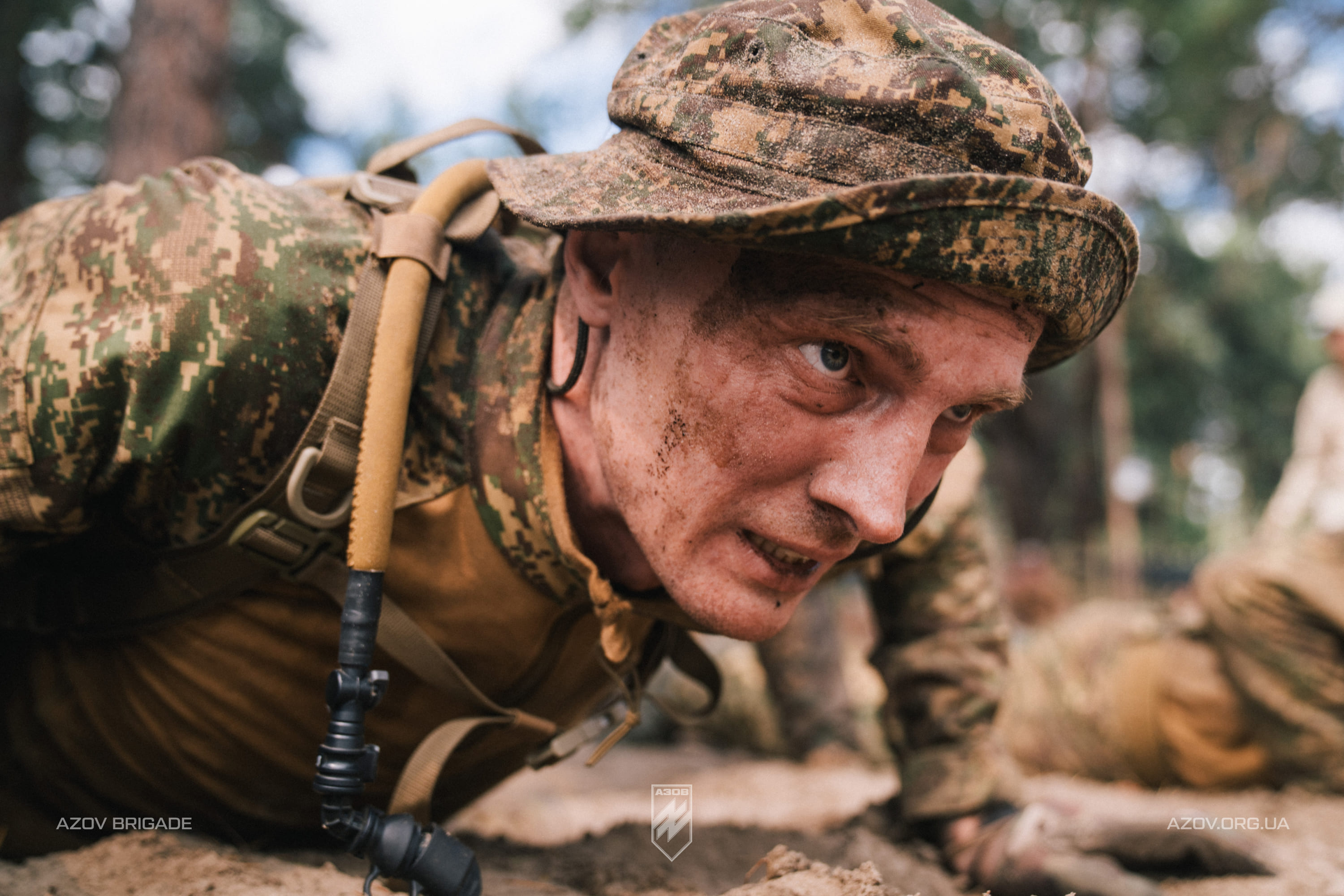 Рекрут «Азову» виконує віджимання під час нульового дня