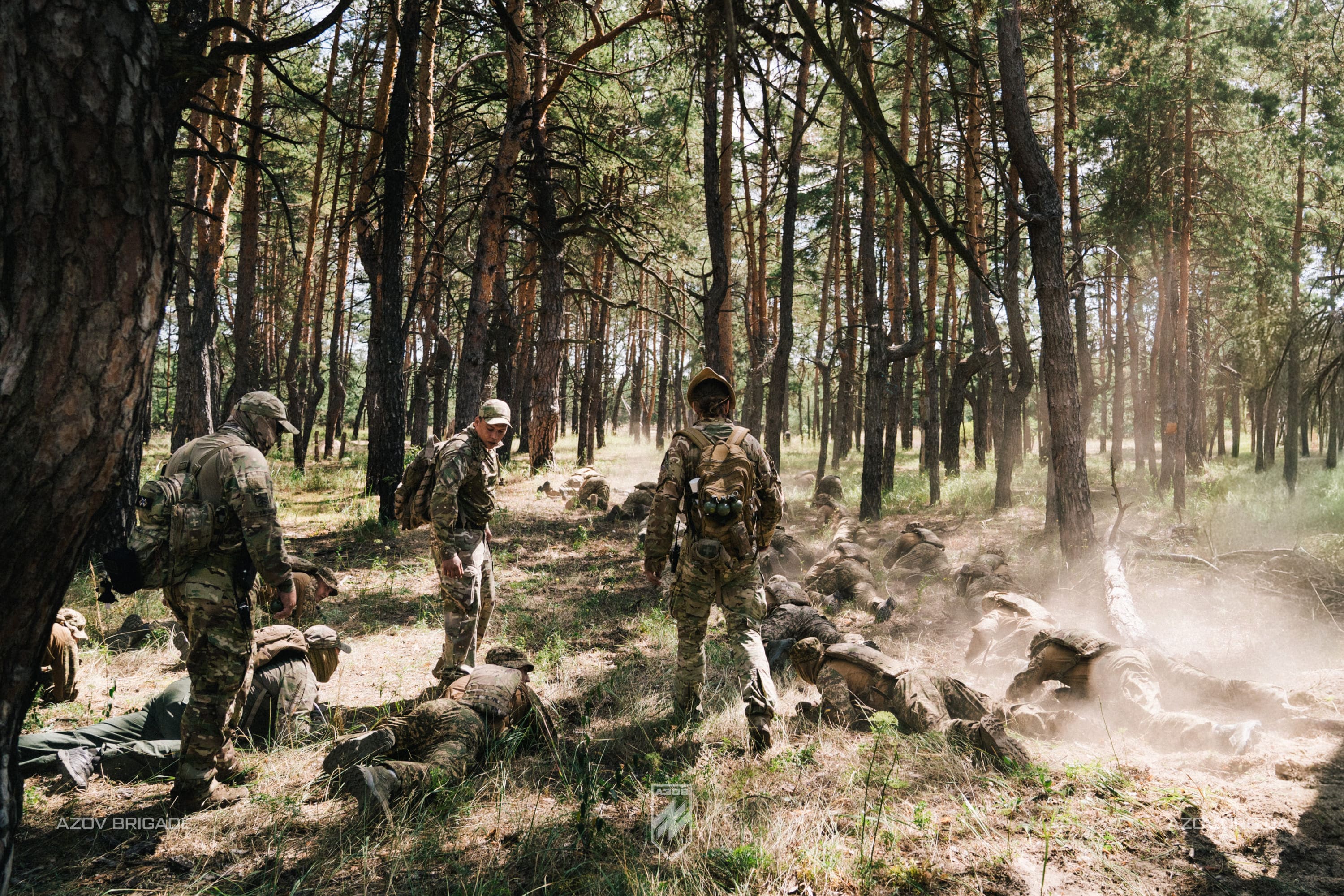 Рекрути «Азову» проходять випробування в лісі під час нульового дня
