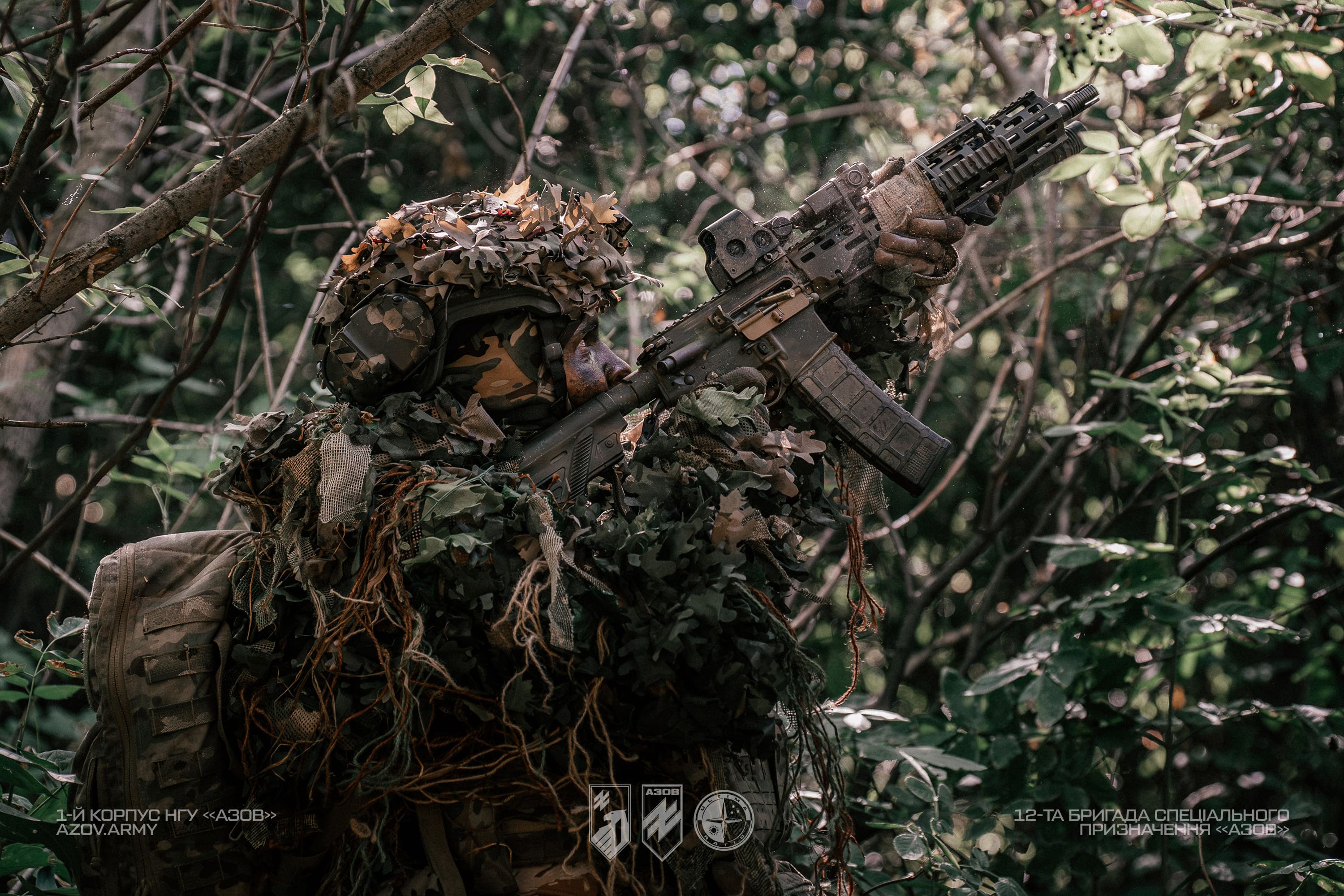 Розвідник «Азову» з автоматичною зброєю під час тренування в лісі