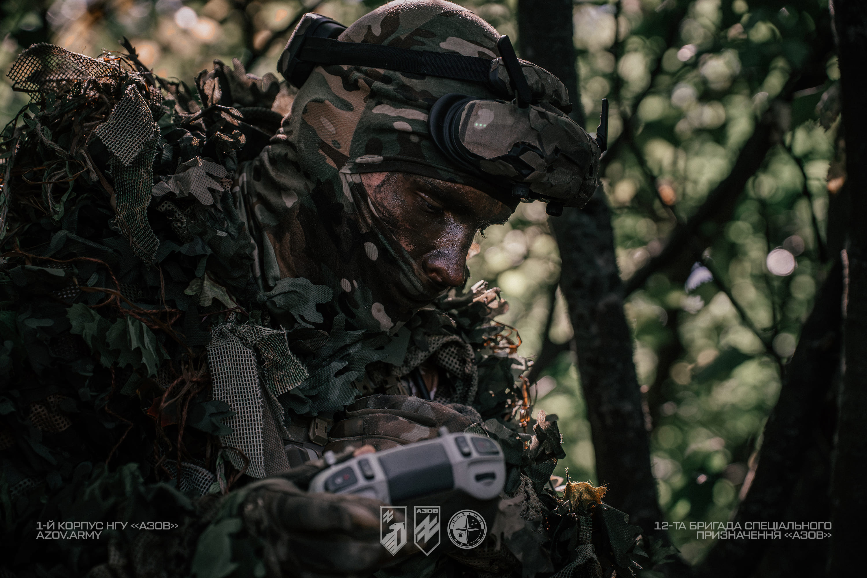 Розвідник «Азову» працює з обладнанням