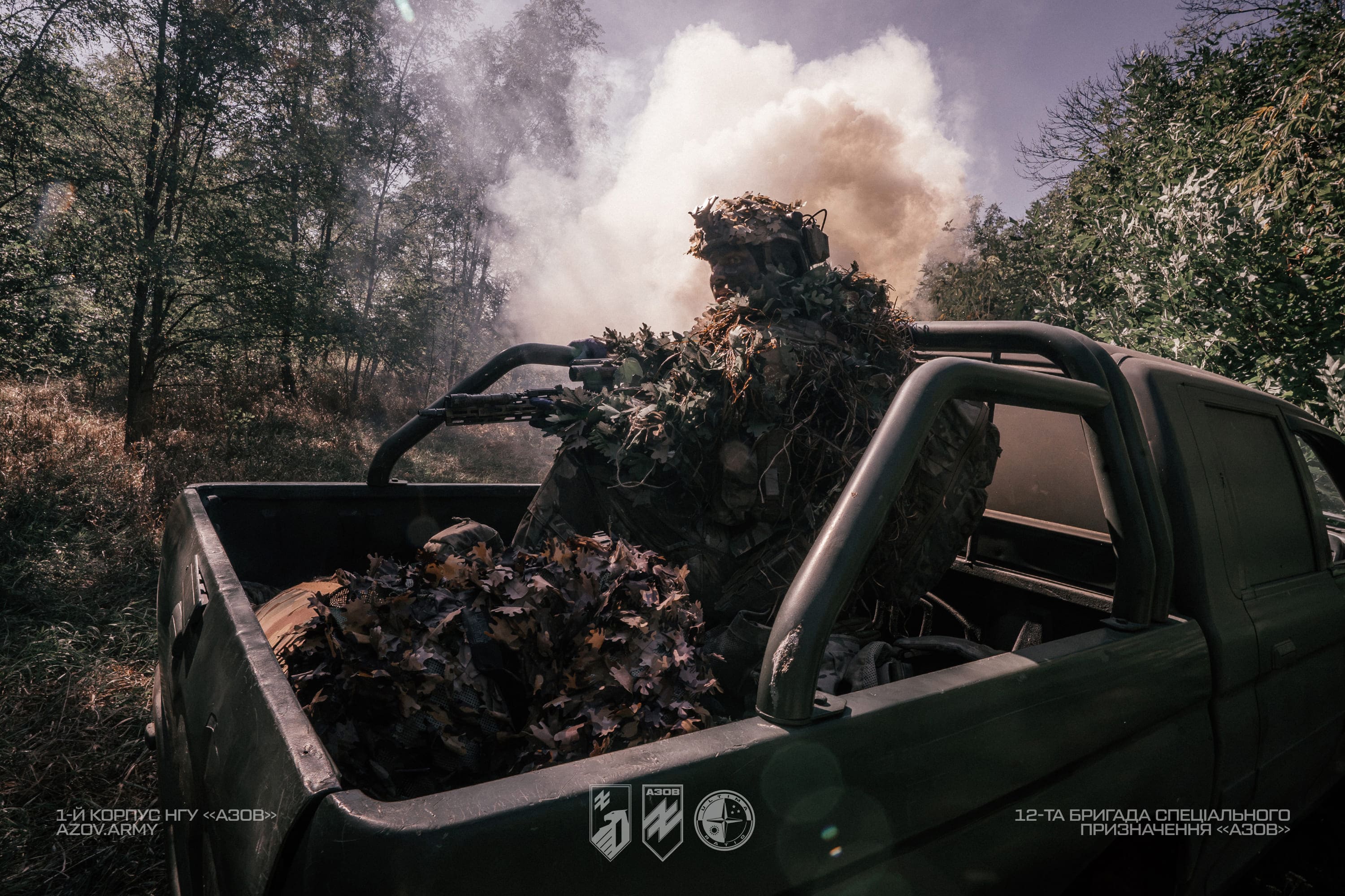 Розвідник «Азову» з кулеметом у кузові пікапа під час тренування