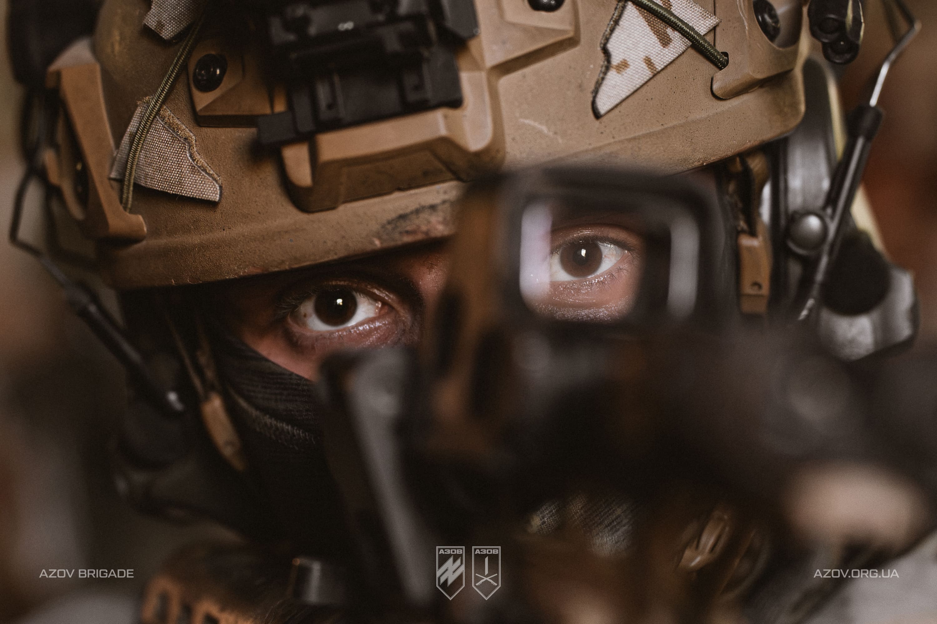 Крупний план бійця «Азову» в шоломі та захисній масці під час тактичного тренування